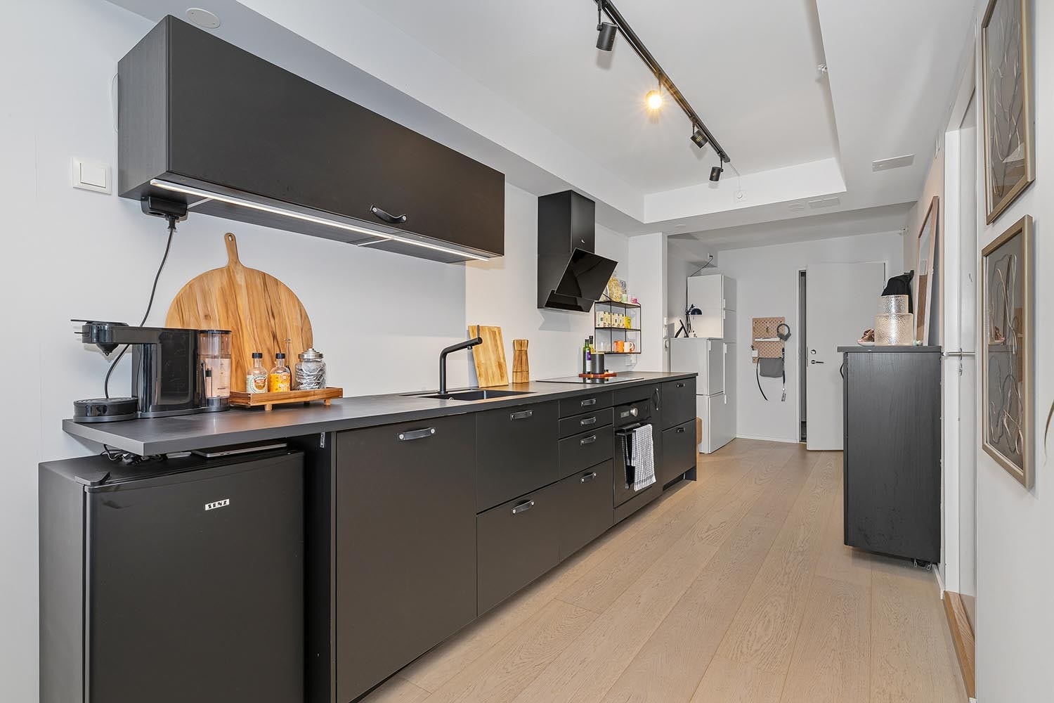 Oppvaskmaskin, kjøleskap, fryseboks, stekeovn og platetopp. Galleribilde