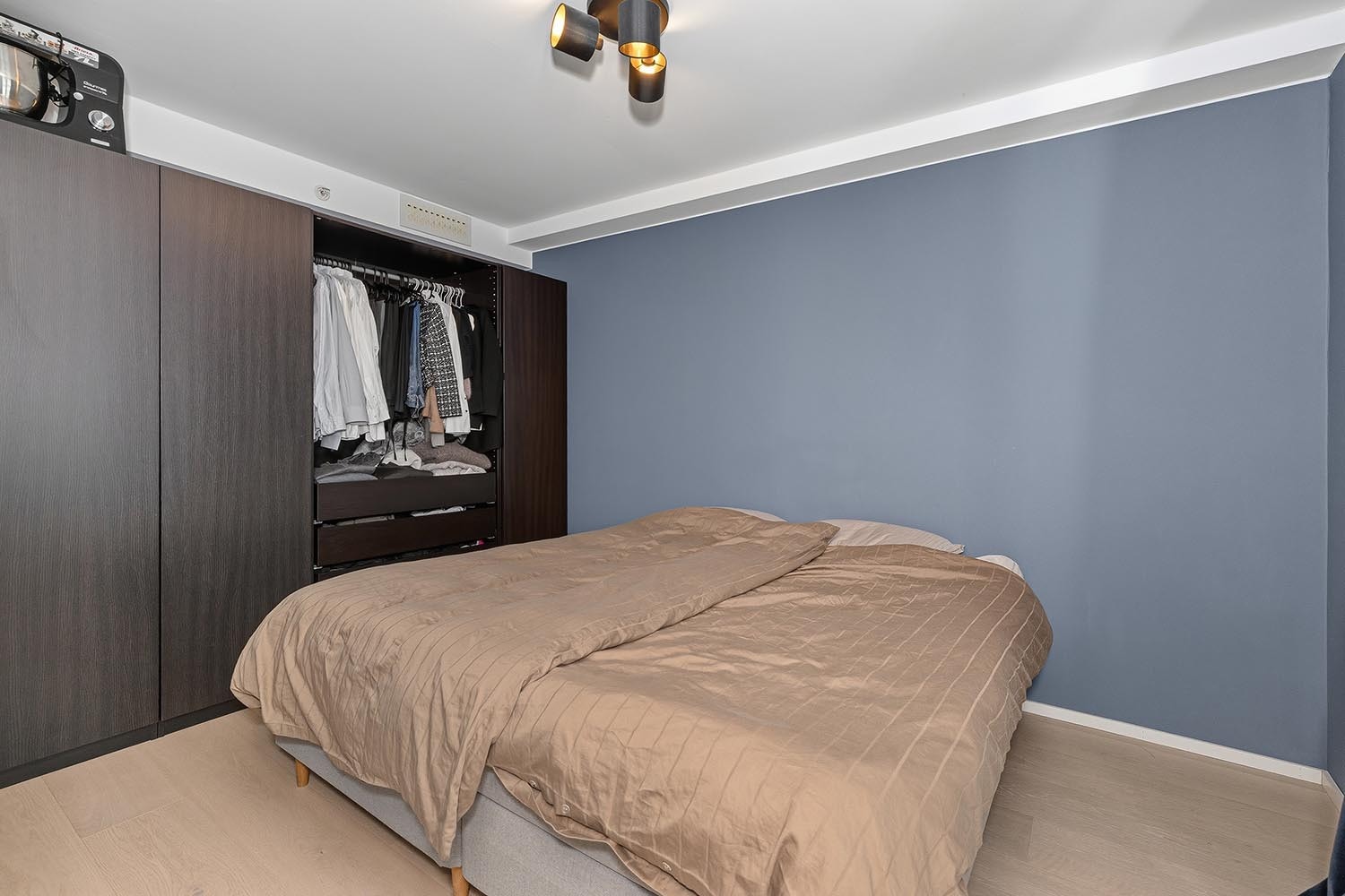 Romslig soverom. Galleribilde