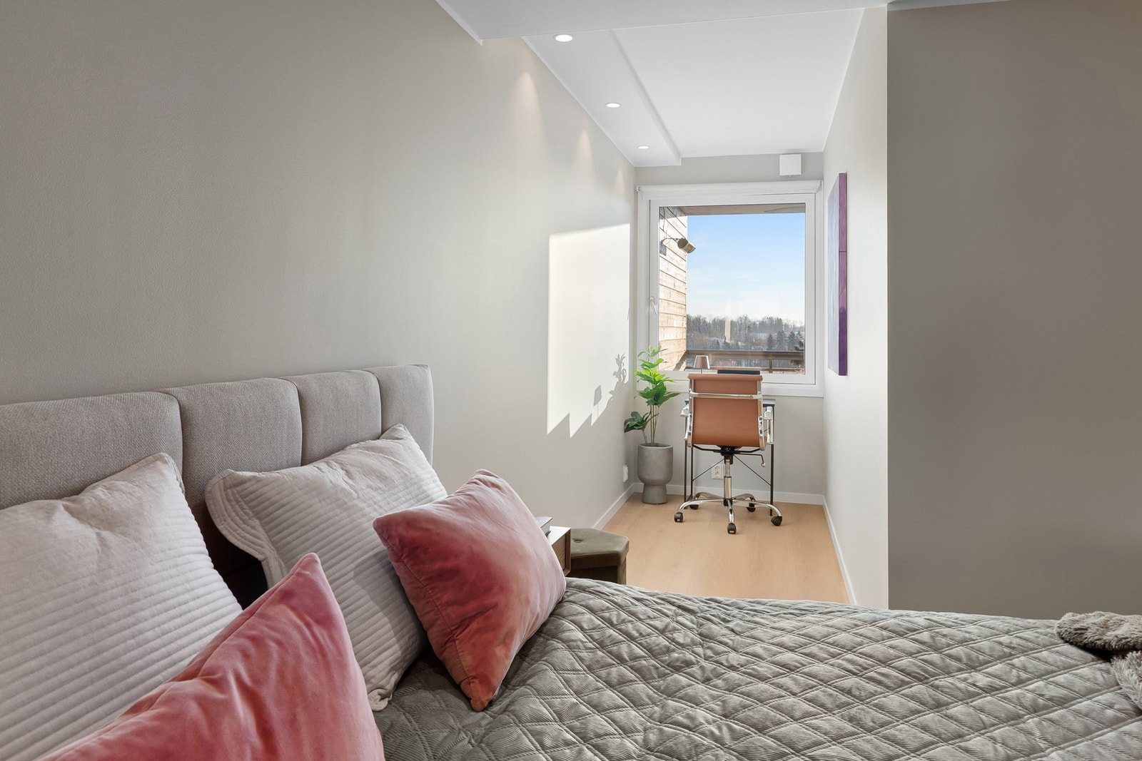 I tillegg har du plass til et skrivebord - perfekt for hjemmekontor. Galleribilde