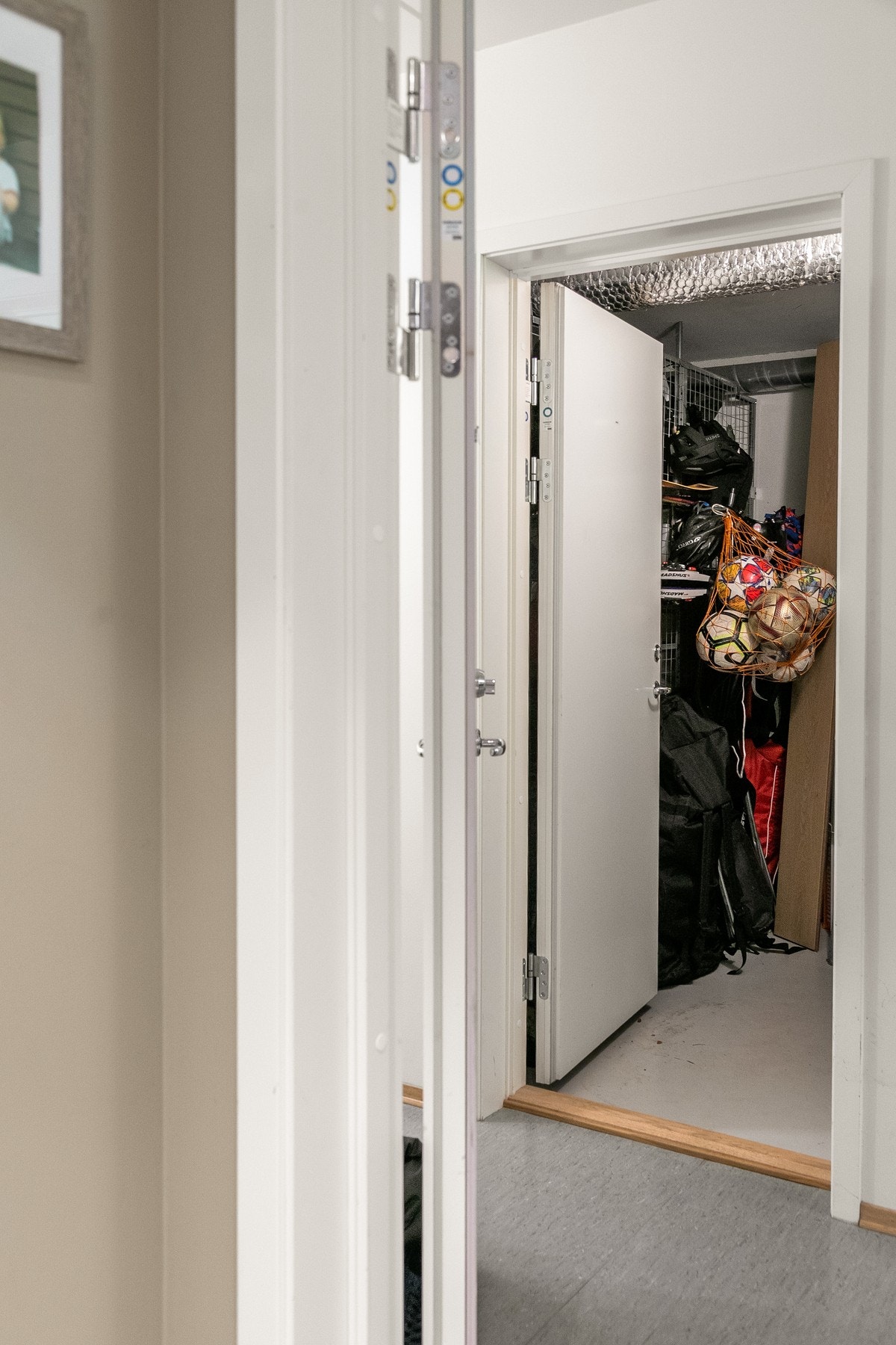 Boligen disponerer en ekstern bod på 5 kvm som ligger tvers over gangen, noe som gjør at denne fungerer som en forlengelse av leiligheten. Galleribilde