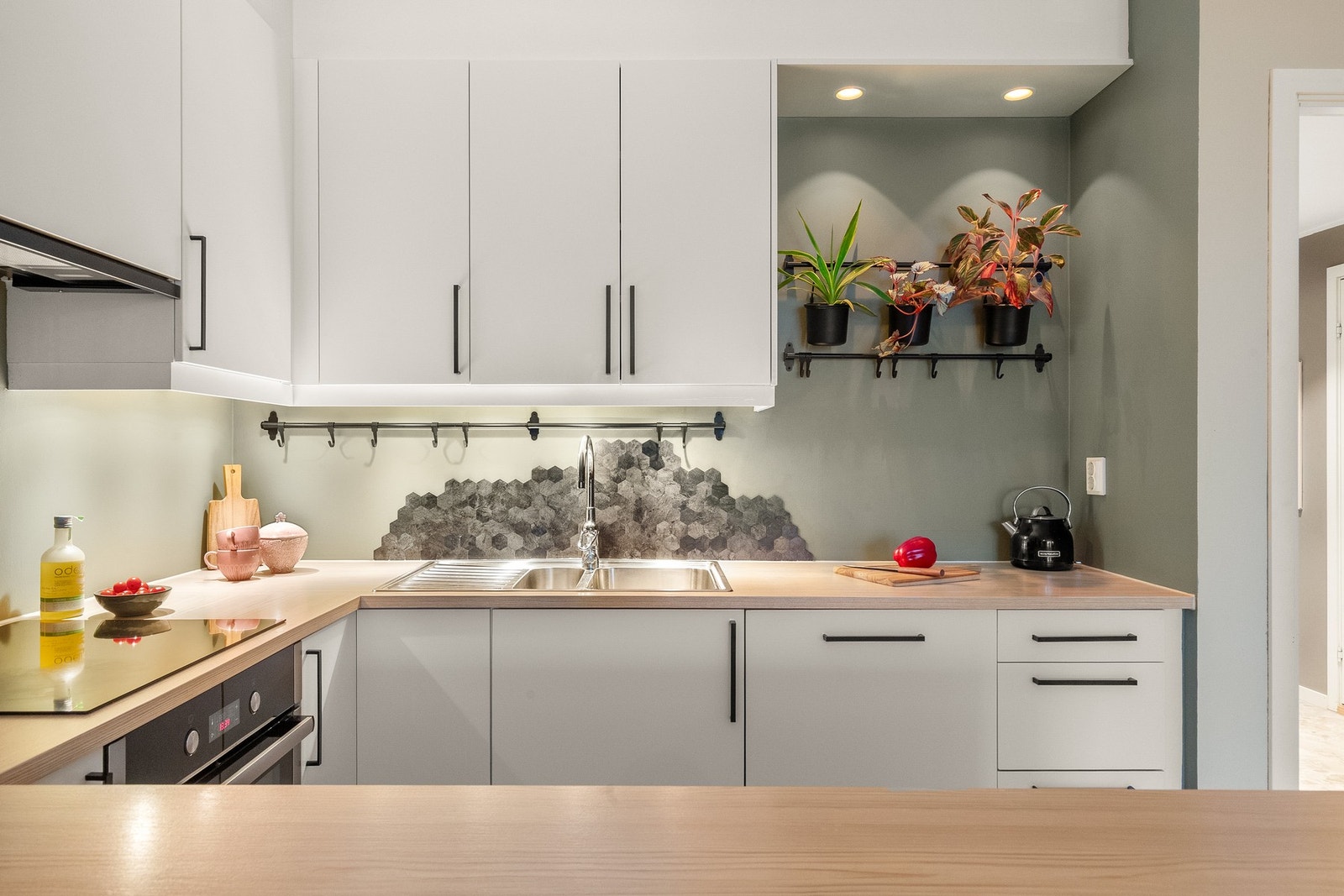 Stilrent kjøkken fra 2020 med innredning fra kvalitetsleverandøren Sigdal. Galleribilde