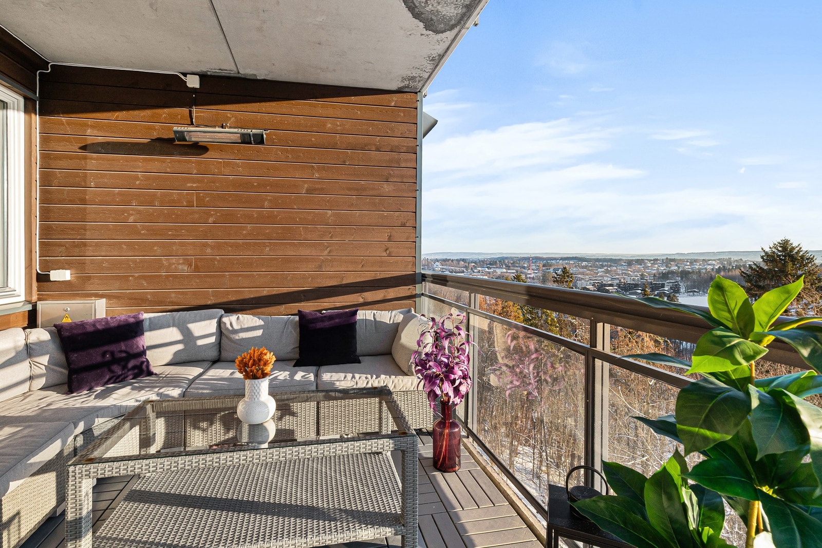 Balkongen er på 10 kvm og byr på en nydelig utsikt mot grønne trær og omkringliggende natur. Galleribilde