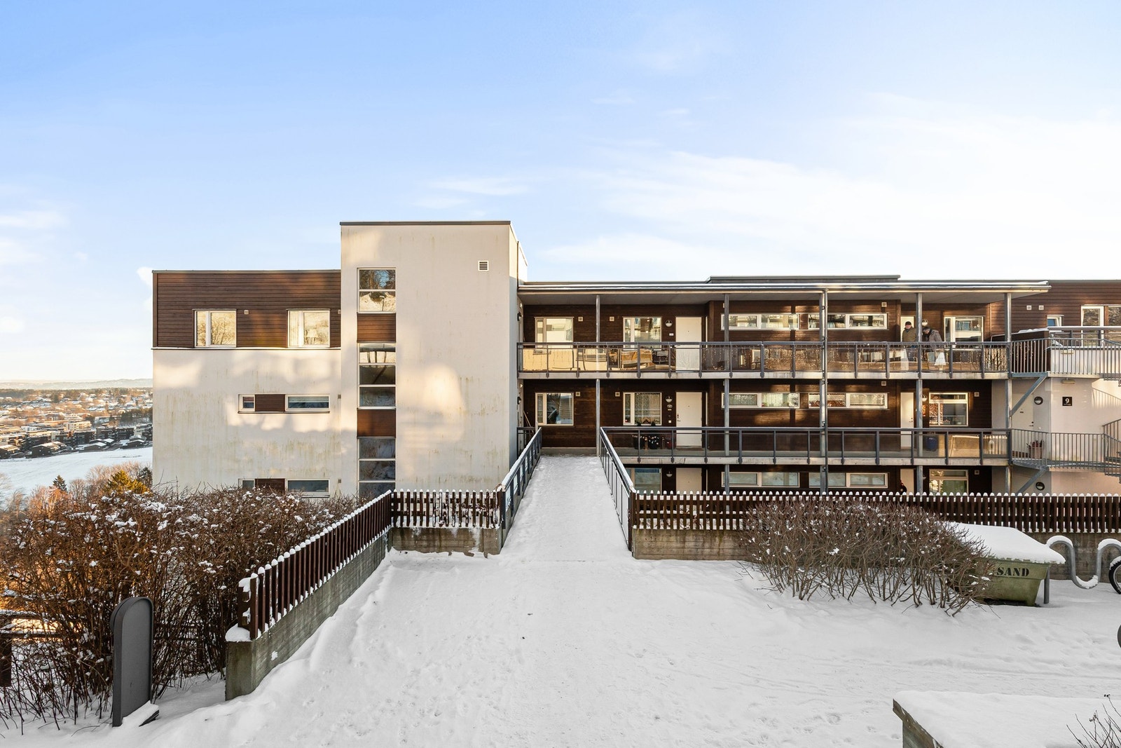 Bygget er oppført i 2011 hvor det ligger høyt med gode utsiktsforhold. Galleribilde