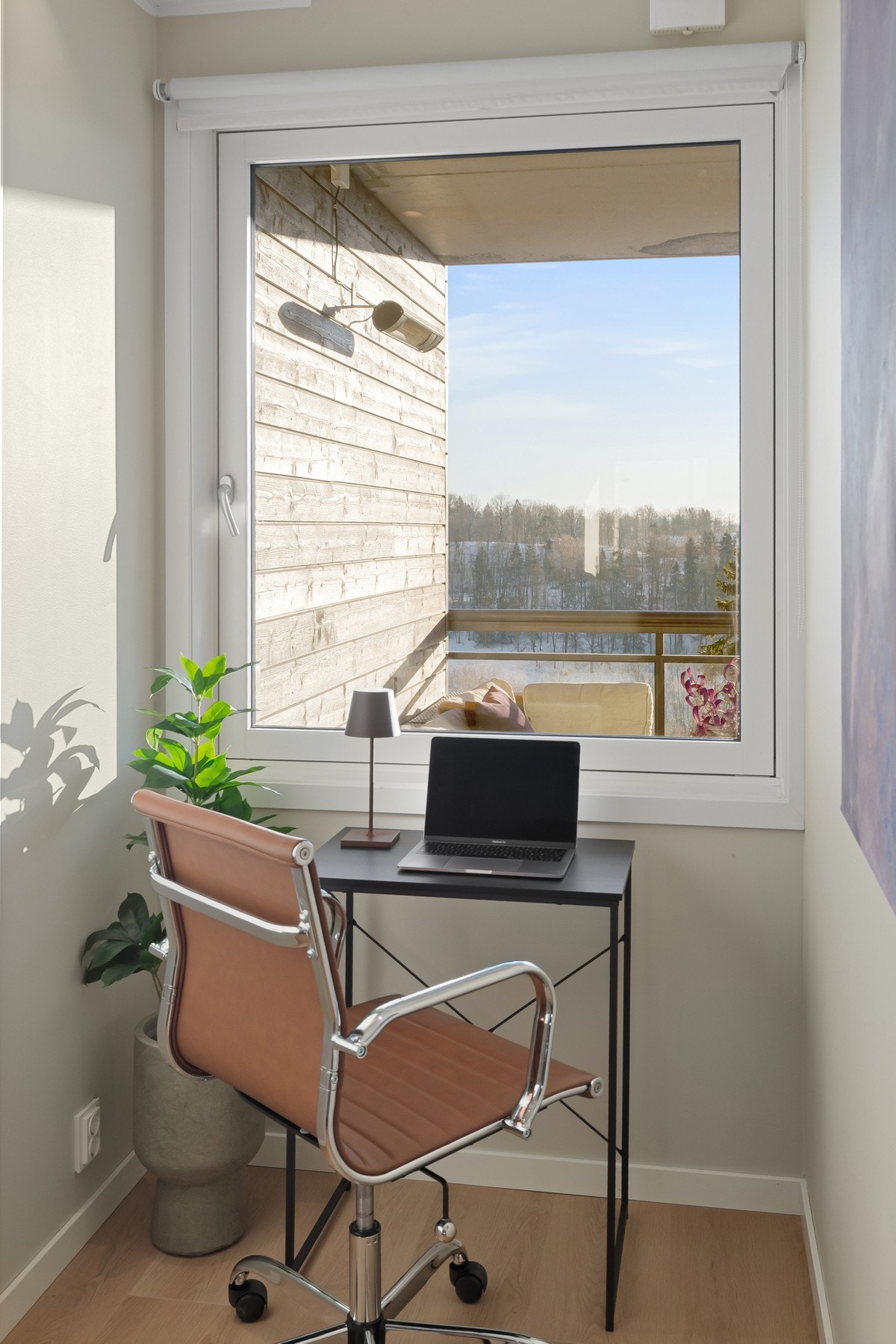 Arbeidsplassen får et flott lysinnslipp og byr på utsikt mot omkringliggende natur. Galleribilde