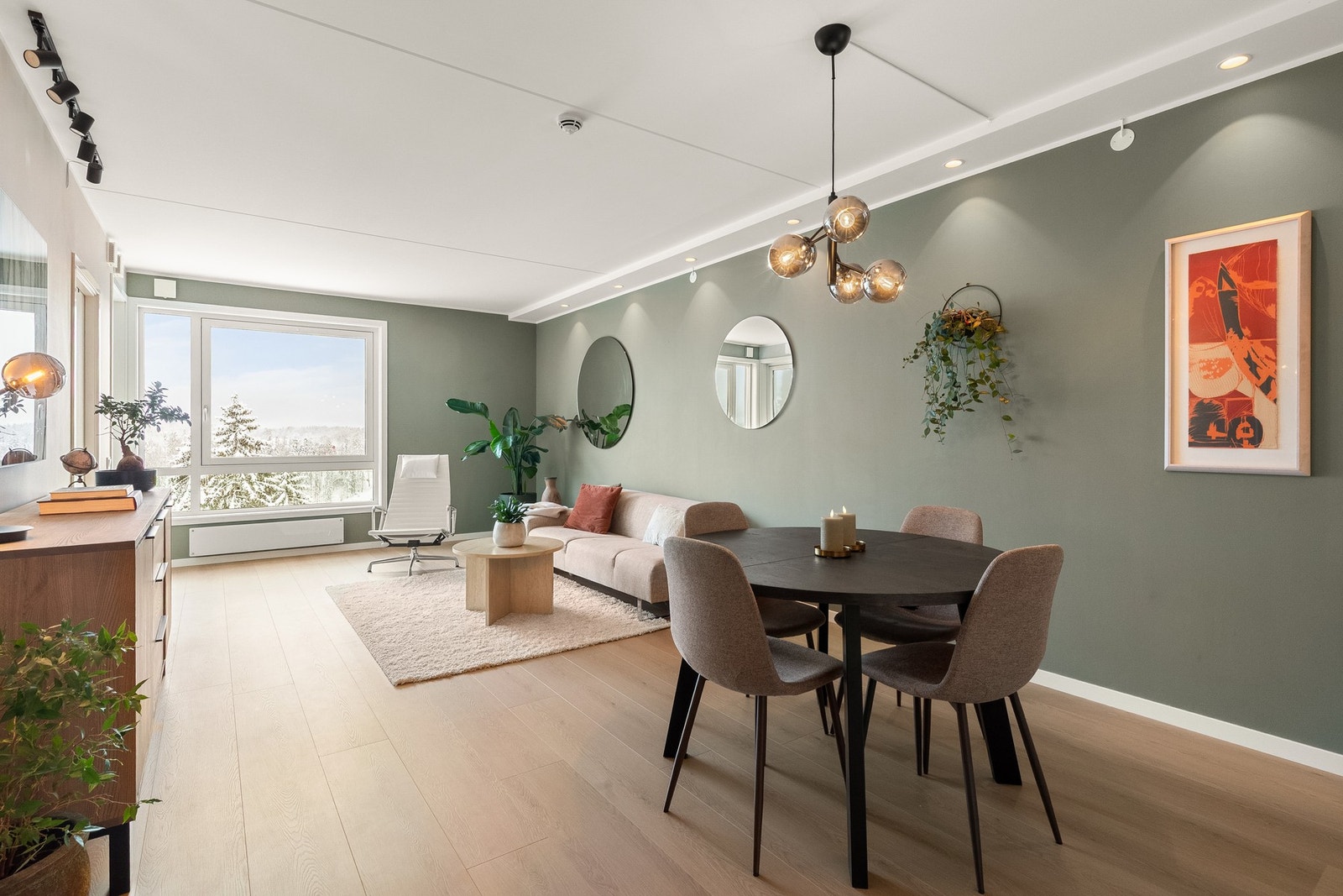 Gjennomført, oppgradert 3-roms selveierleilighet i byggets 2. etasje. Galleribilde