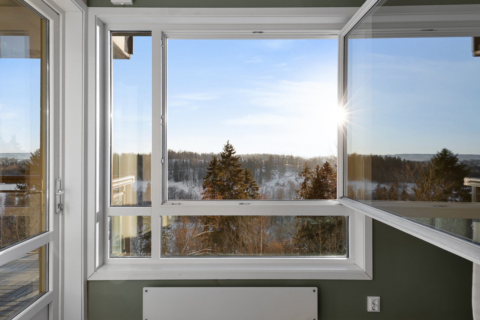 De store vindusflatene gir rikelig med naturlig lysinnslipp. Galleribilde