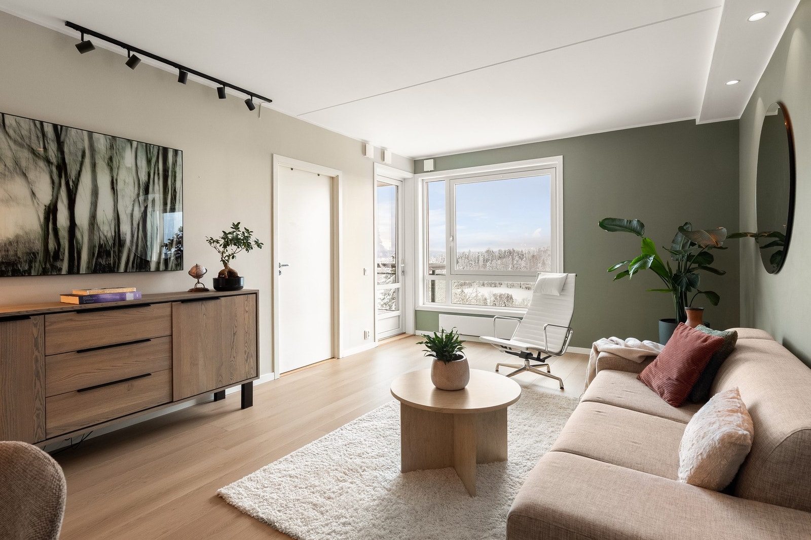 Overflatene er malt i en harmonisk fargetone. Det er lagt nytt gulv i hele leiligheten i 2025. Galleribilde