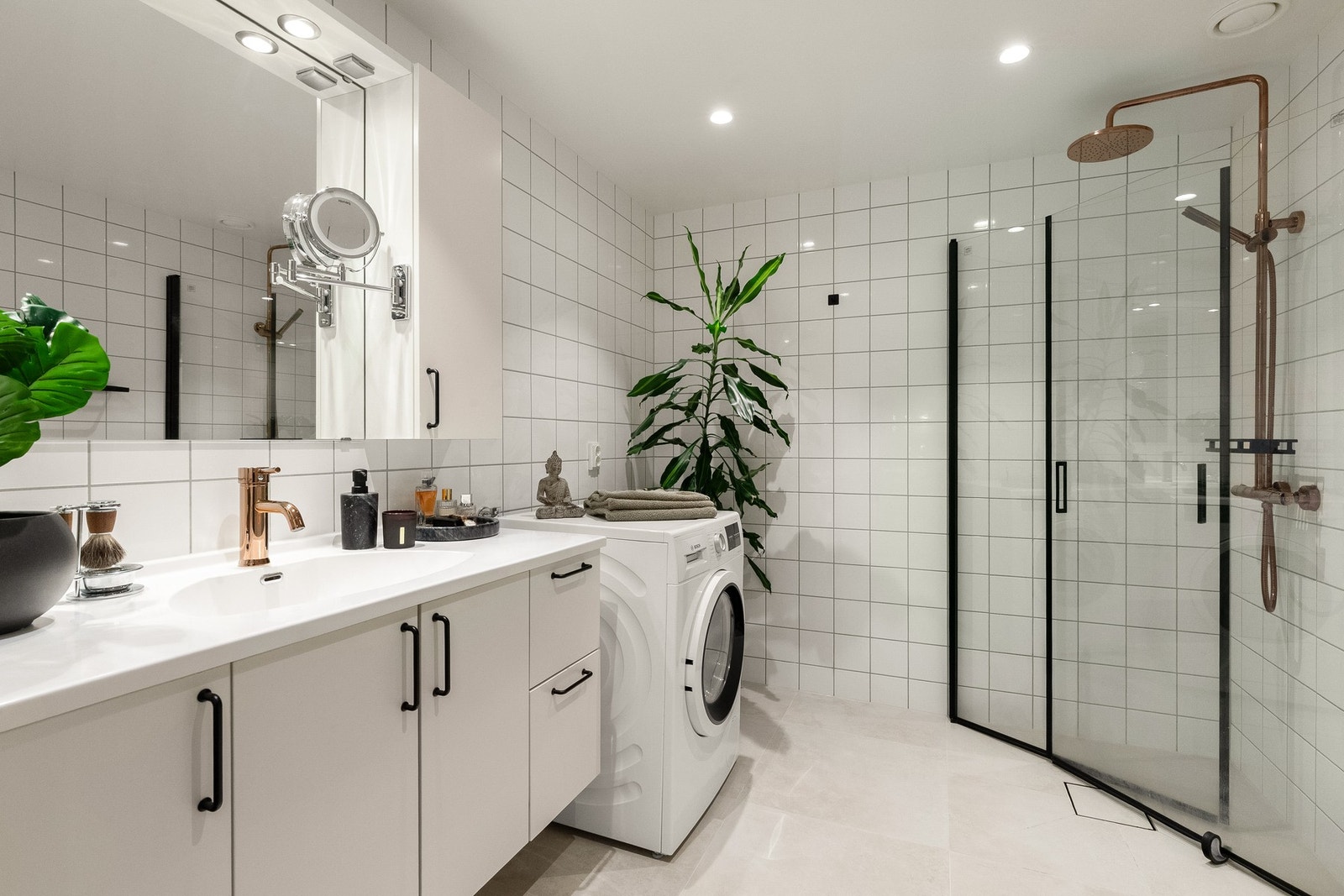 Delikat bad som ble oppgradert i 2025 med flis på flis, nytt blandebatteri og ny dusjløsning. Galleribilde