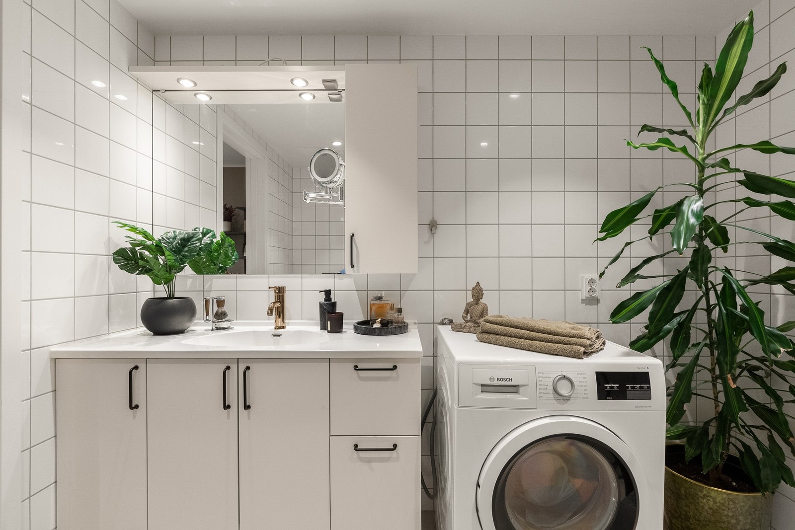 Det er varmekabler i gulv samt opplegg for vaskemaskin. Galleribilde