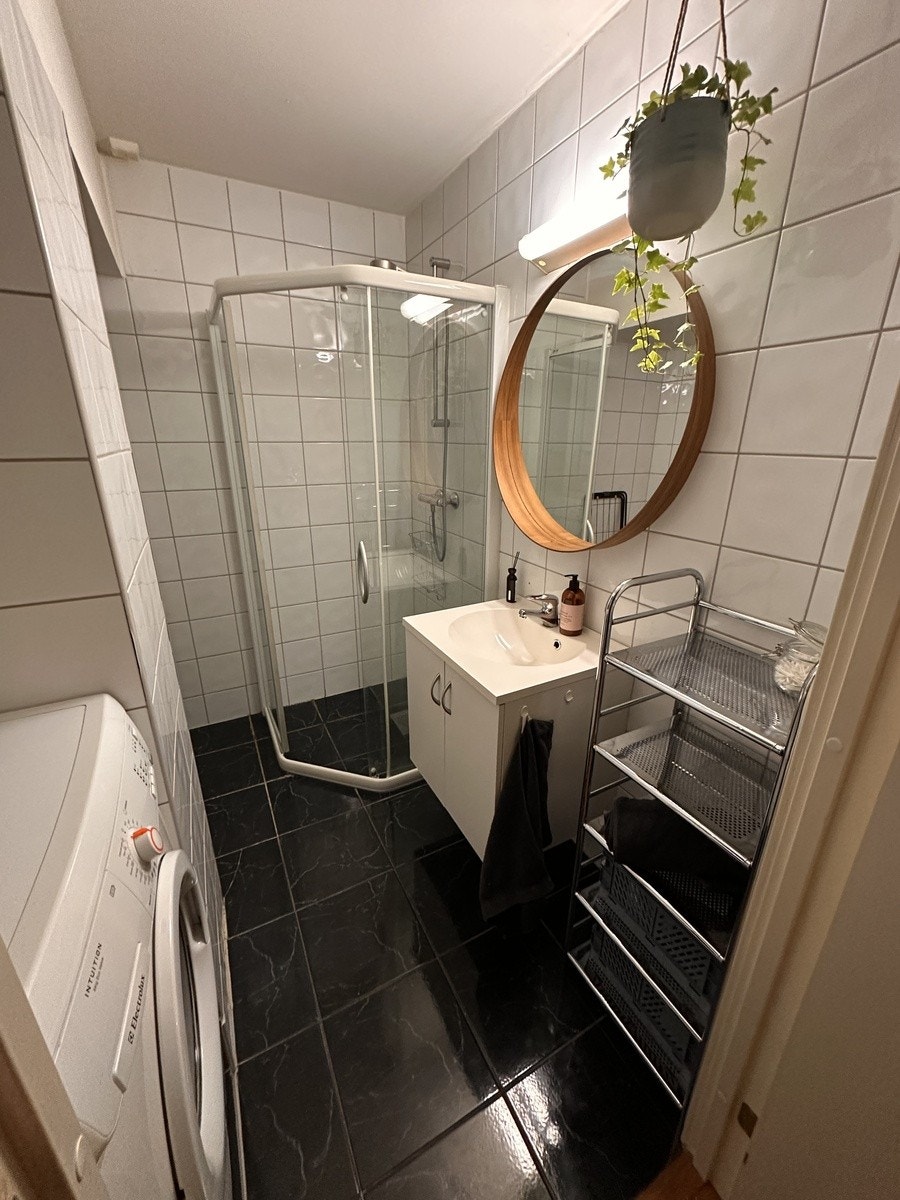 Bad med vaskemaskin, tørkestativ, dusj og oppbevaring Galleribilde