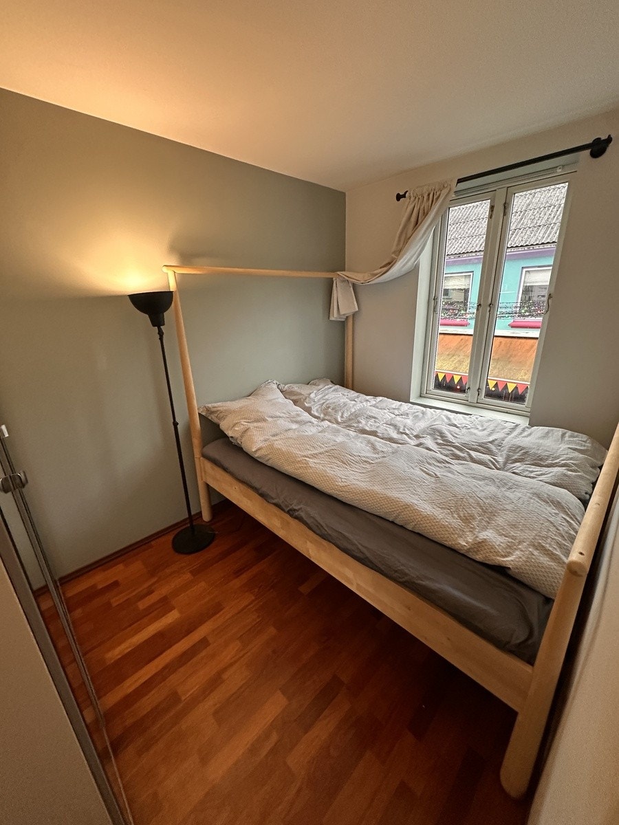 180 seng med god oppbevaring under. Lystette gardiner Galleribilde