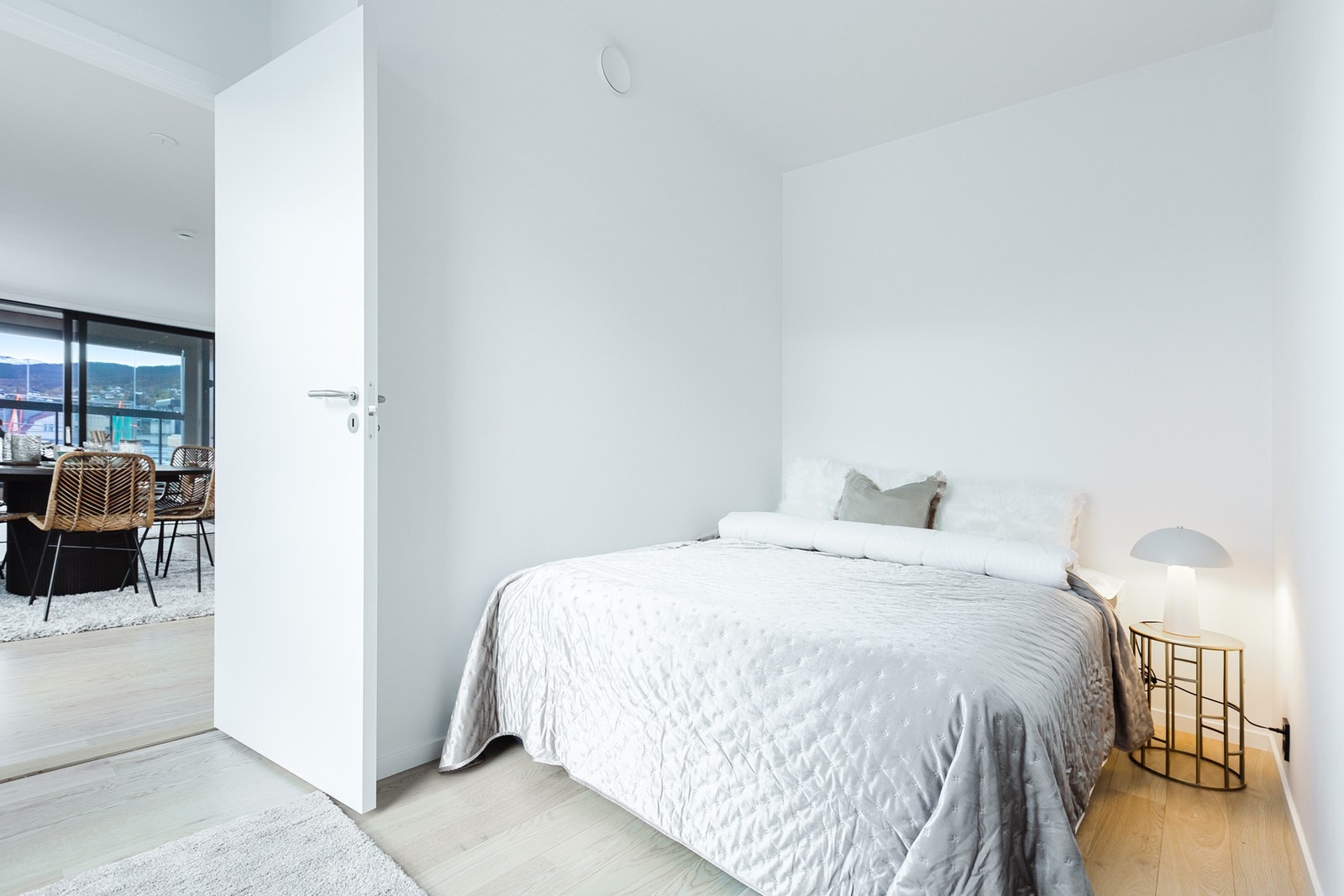 Soverom 2 med god plass for dobbeltseng og nattbord. Galleribilde