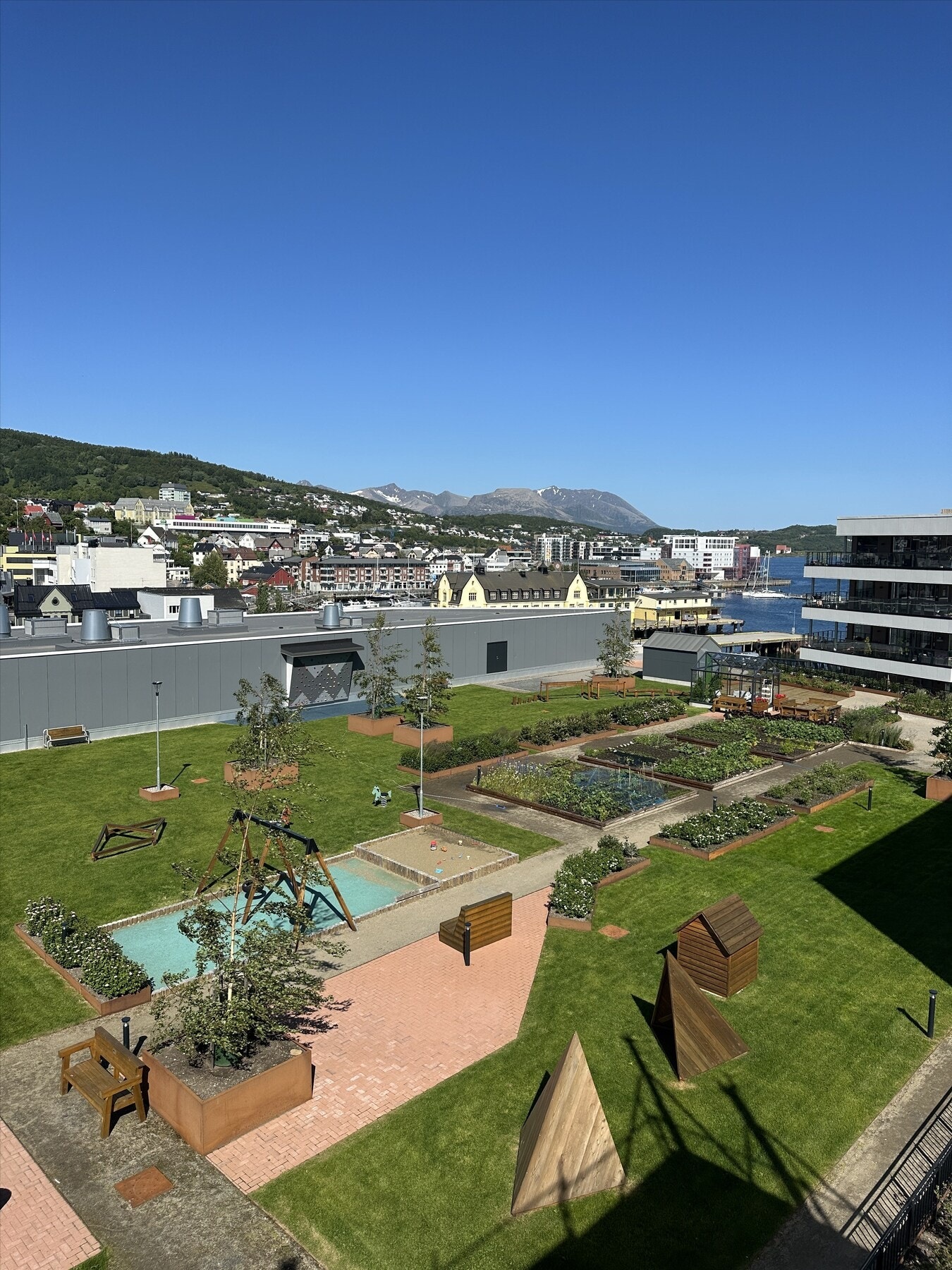 Fantastisk beliggenhet midt i Harstad sentrum, med gangavstand til alt du trenger i hverdagen. Galleribilde