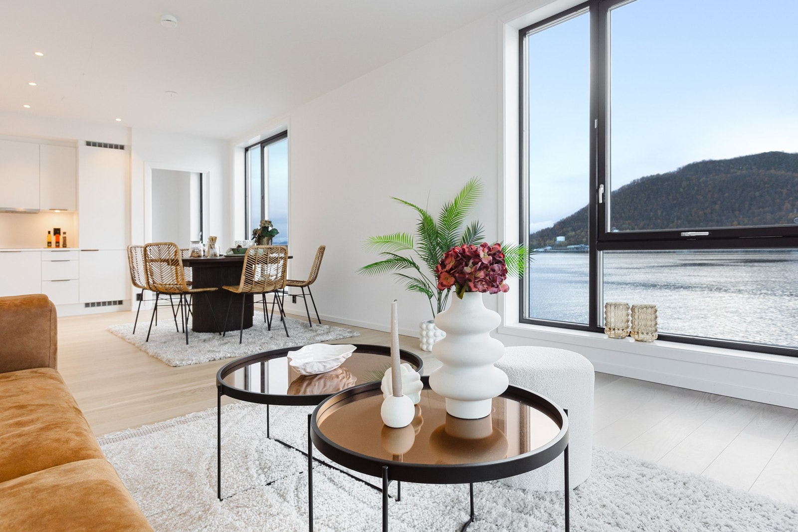 Store vindusflater gir godt med naturlig lysinnslipp og man nyter godt av flott utsikt. Galleribilde