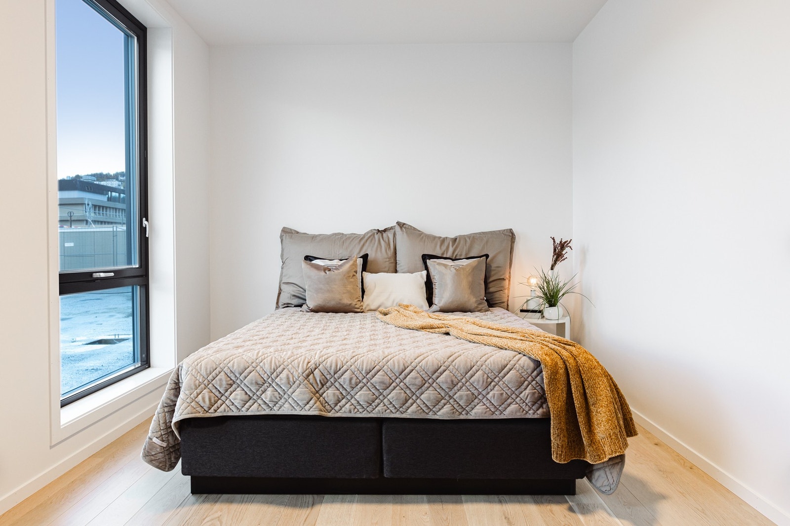 Hovedsoverom med god plass for dobbeltseng og nattbord. Galleribilde