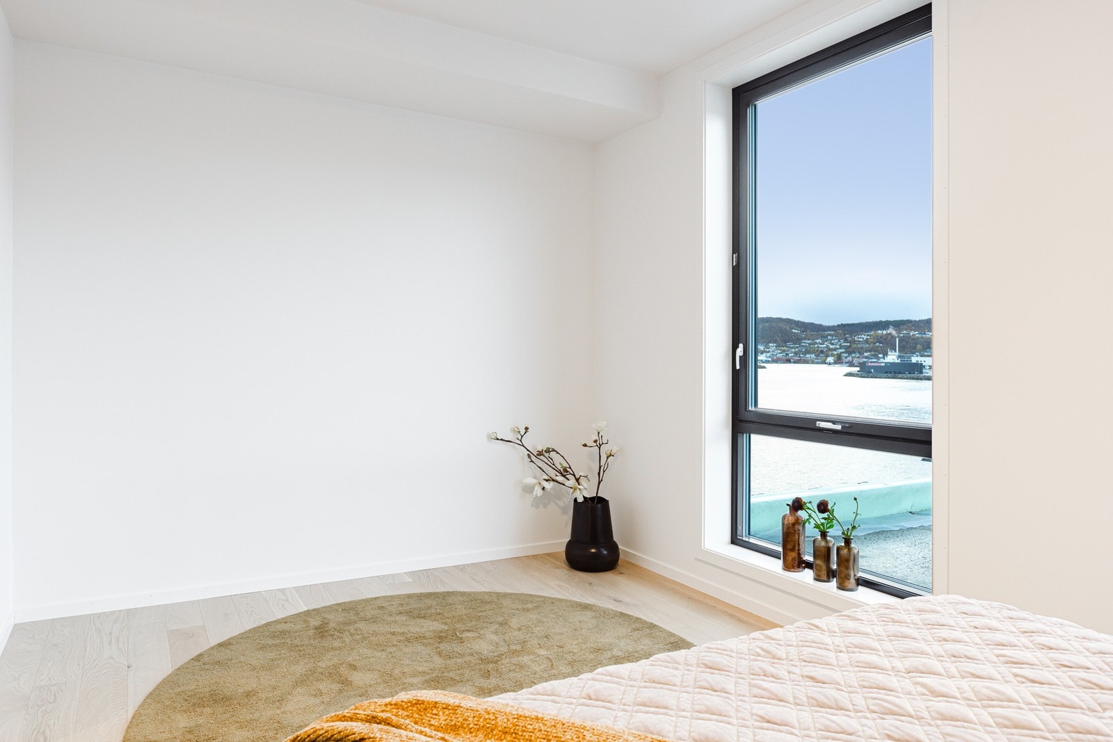 Gode muligheter for garderobeløsning på hovedsoverom. Galleribilde