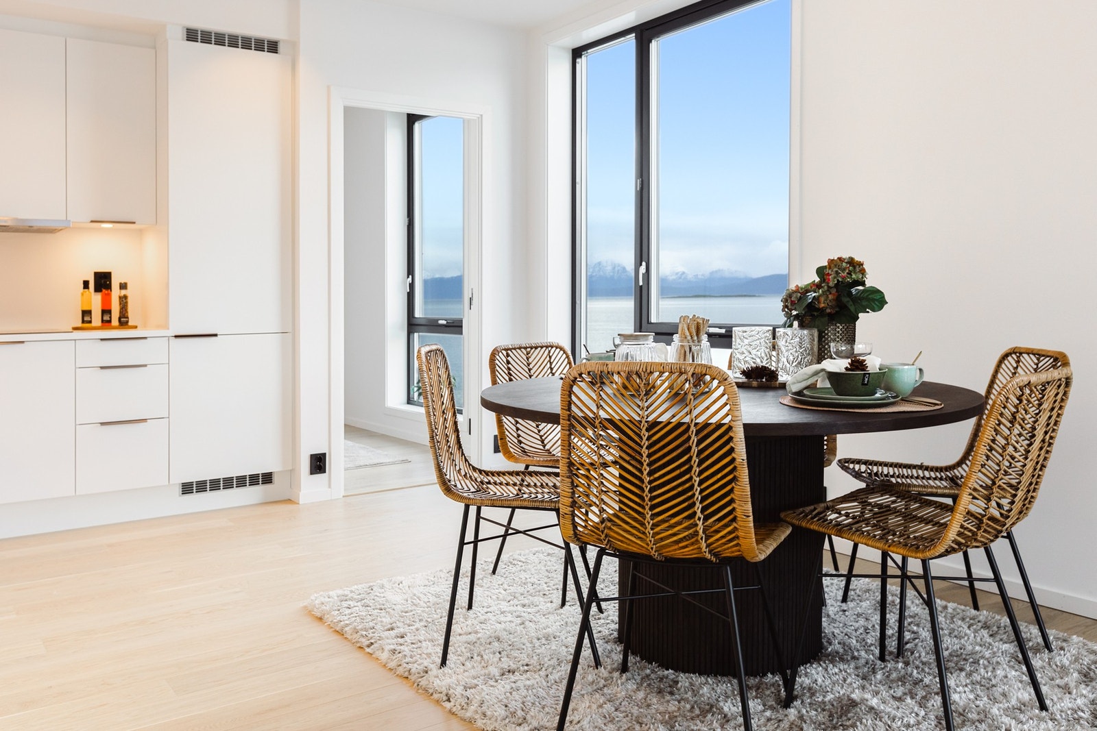 Åpen kjøkken-stue løsning med god plass for spisebord. Galleribilde