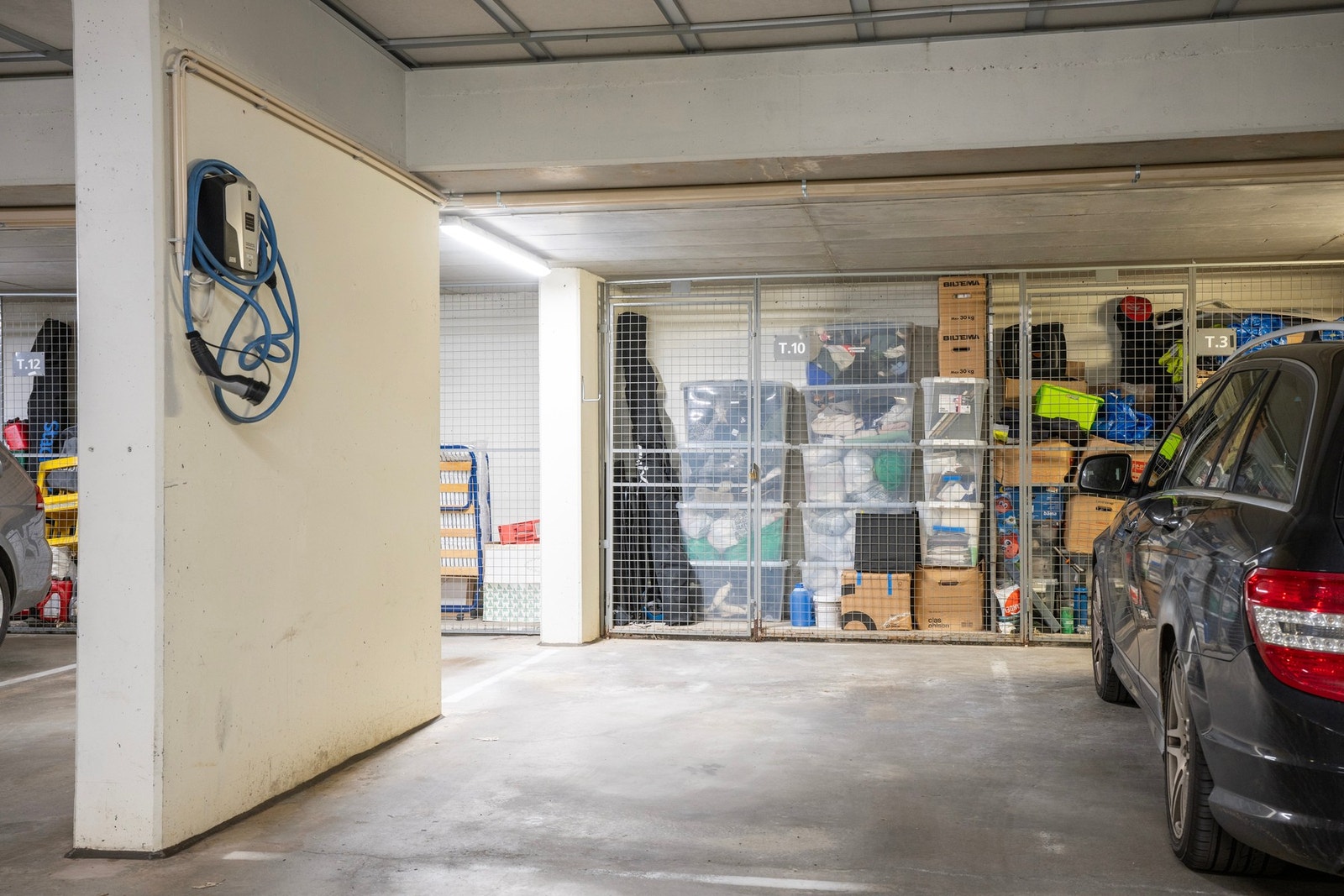 Garasjeplass med el-bil lader og 2 boder (loft og kjeller) medfølger leiligheten. Galleribilde