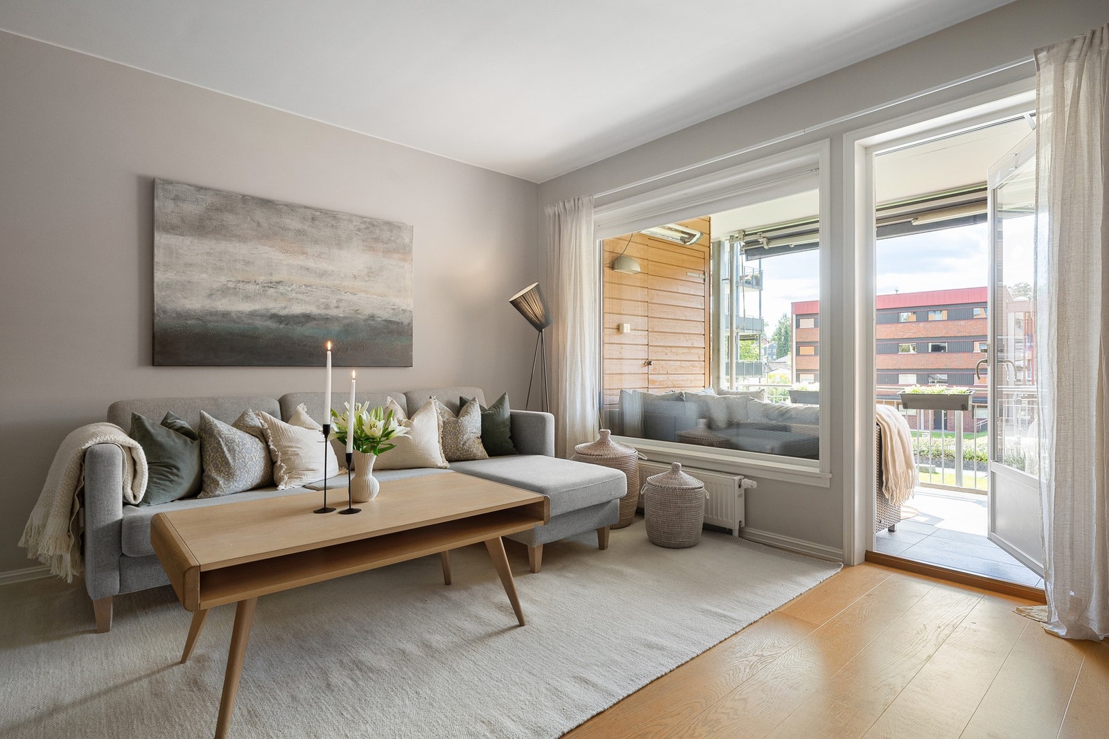 Fra stuen er det adkomst til 10m2 sydvestvendt og overbygget balkong. Galleribilde