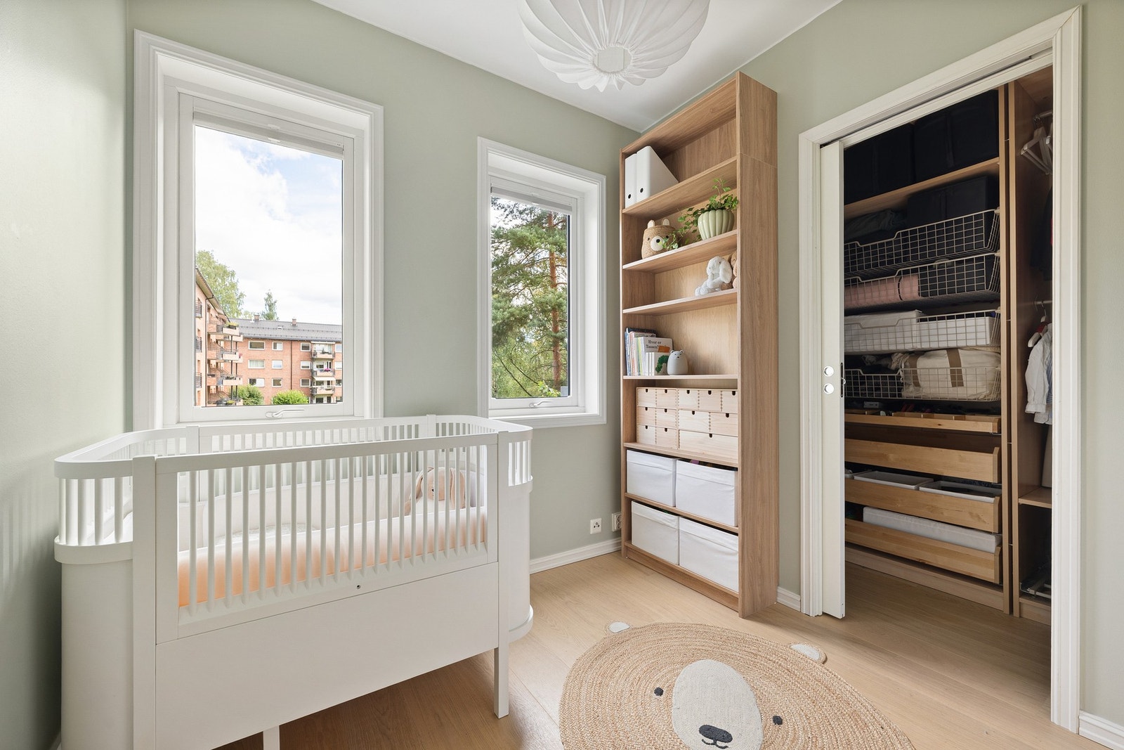 Soverom 2 med bod/walk-in garderobe. Galleribilde