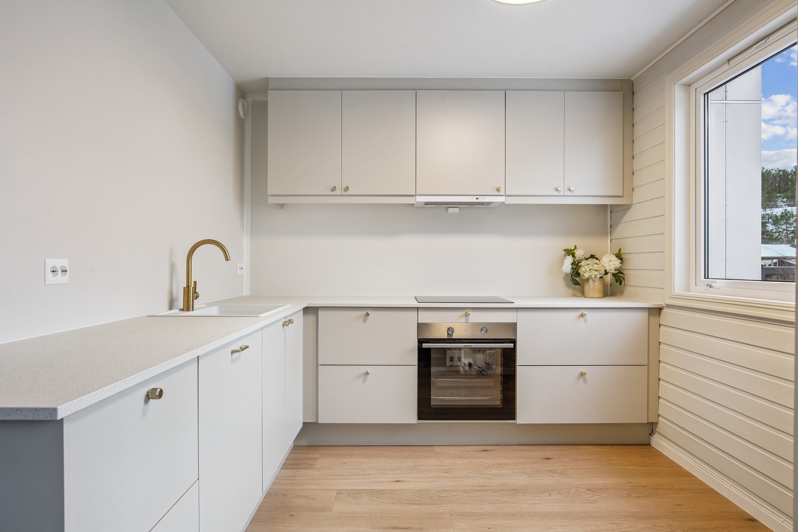 Nytt kjøkken med integrerte hvitevarer Galleribilde