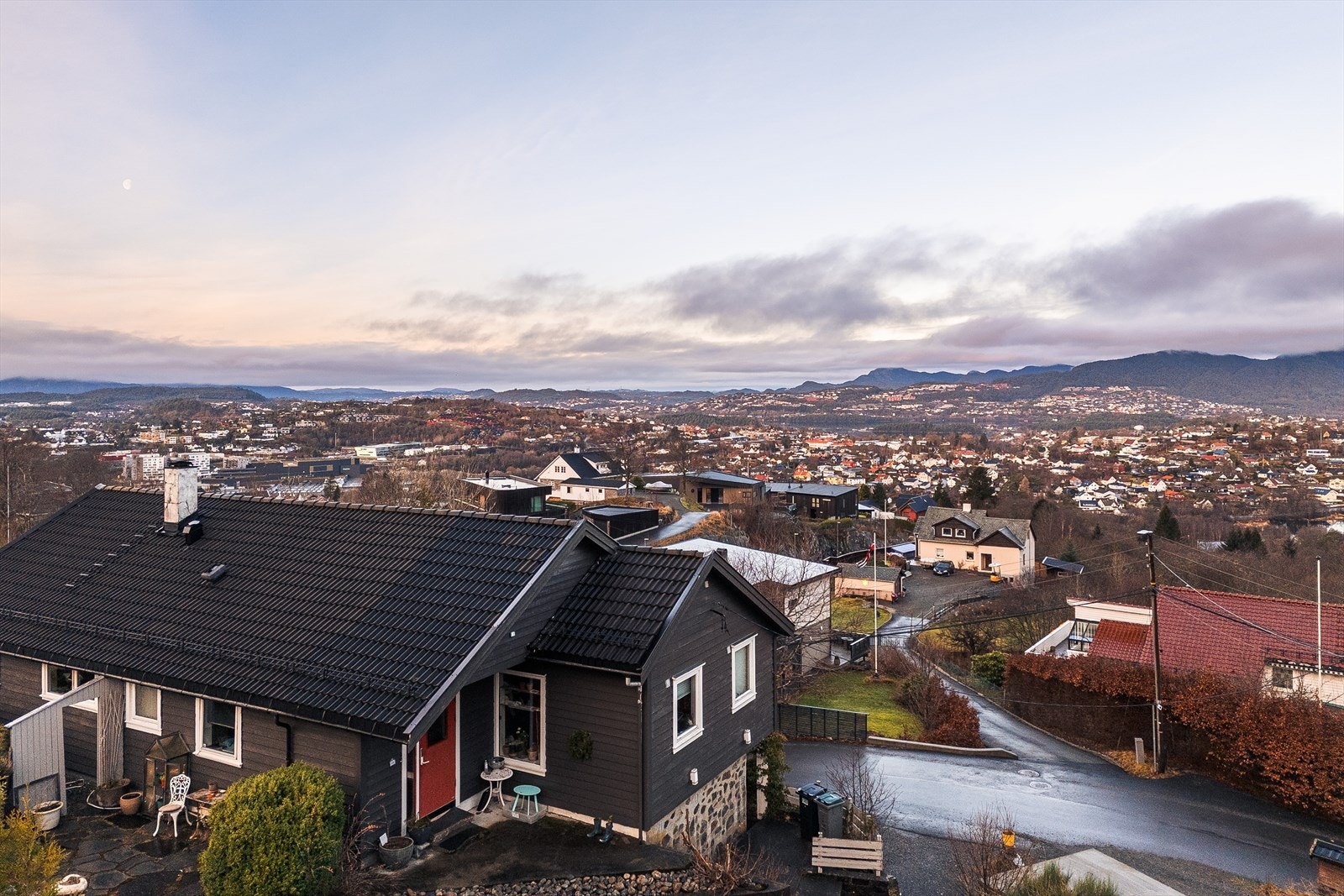 Sjarmerende nabolag med stort sett enebolig bebyggelse. Galleribilde