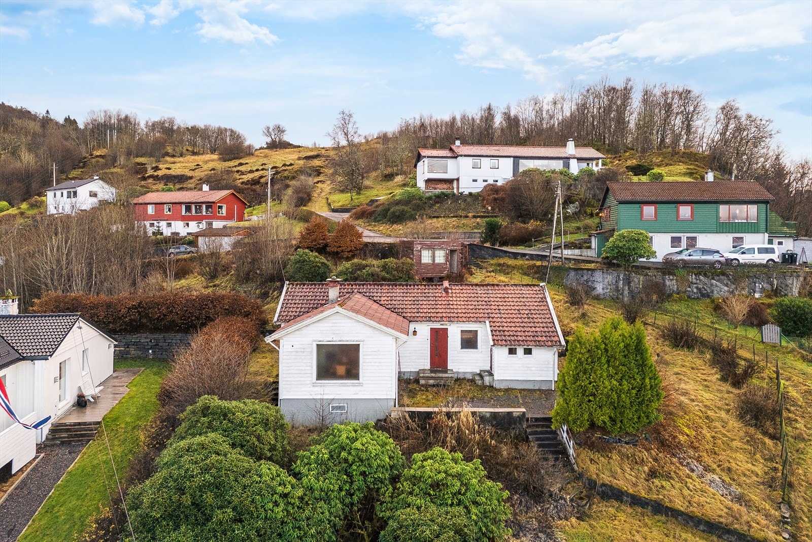 Tomt med enebolig klar til riving med rammetillatelse for oppføring av ny enebolig. Galleribilde