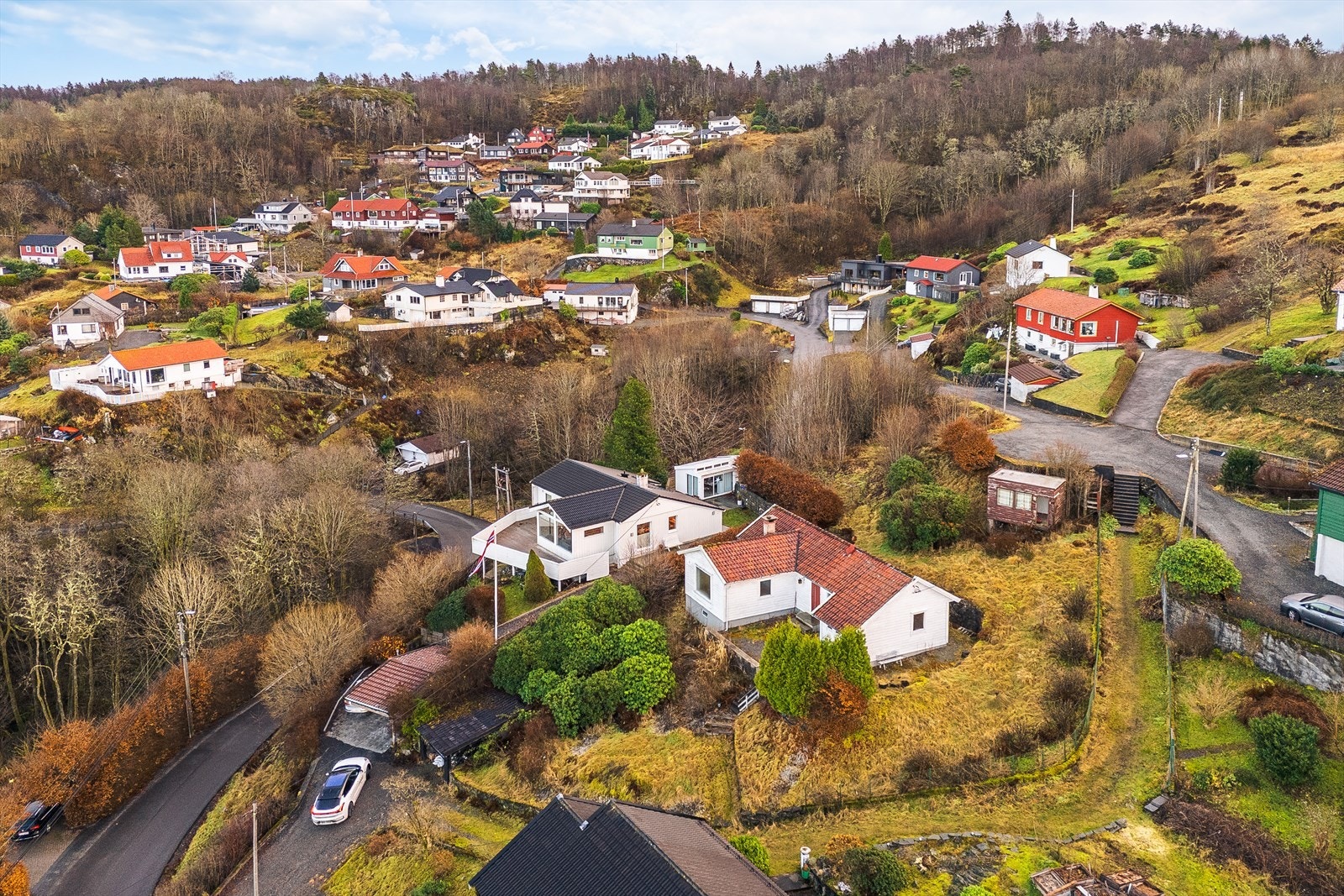 Tomt på 926m² med enebolig som har fått innvilget rammetillatelse for oppføring av ny bolig. Galleribilde