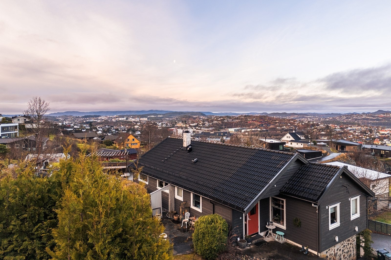 Det er kort kjøretid til et rikt utvalg av butikker og servicetilbud ved Nesttun sentrum og Lagunen Storsenter. Galleribilde
