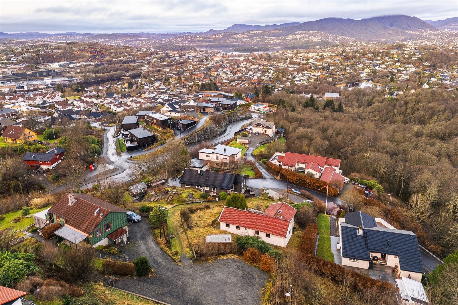 Søknaden gjelder riving av eksisterende bolig på 95m² og oppføring av ny enebolig på 389m² med terrengmur. Galleribilde