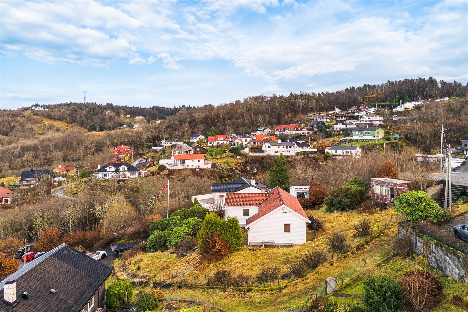 Det må tinglyses en påkobling for vann og avløp til tomten som ligger i bakkant. Galleribilde