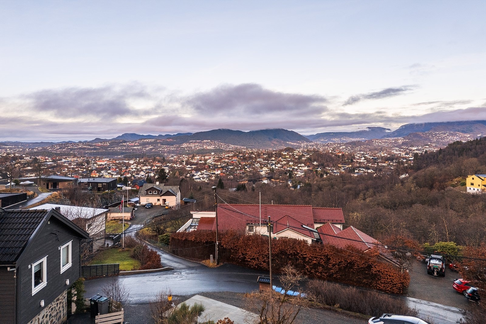 Ca. 10-15 minutters kjøring til arbeidsplasser til Sandsli og Kokstad. Ca. 20 minutter til Bergen sentrum. Galleribilde