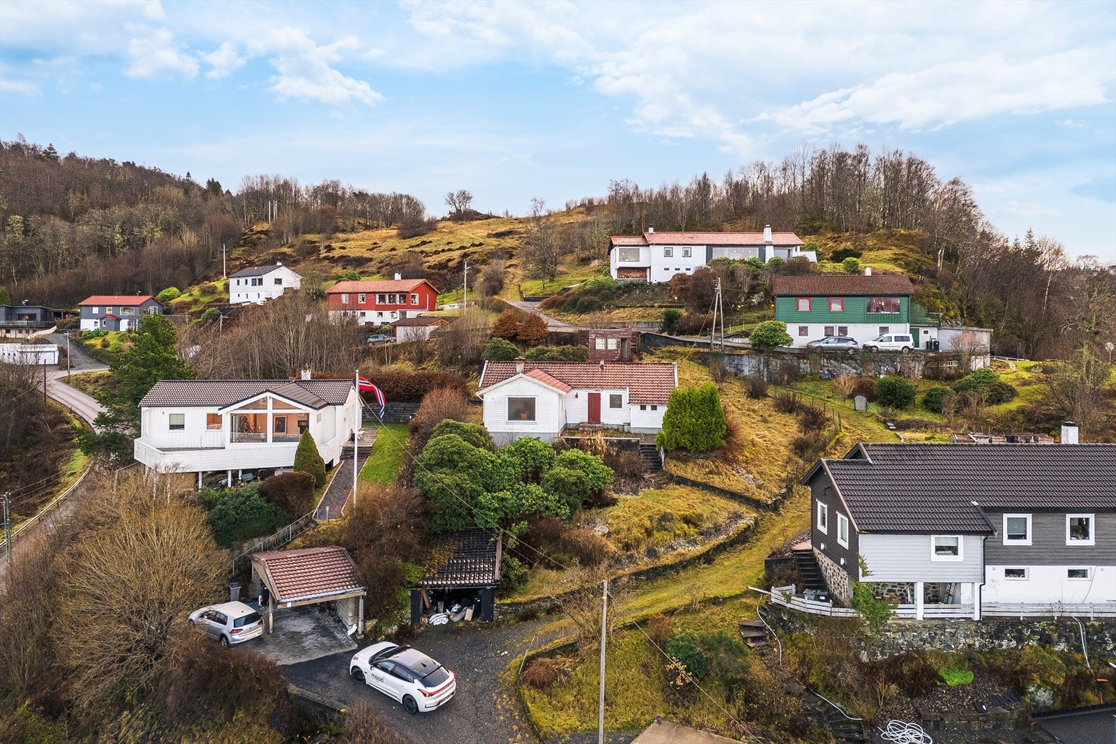 Apeltun- barnehage og skole ligger innenfor kort gange. God bussforbindelse med busstopp ca. 200m fra eiendommen. Galleribilde