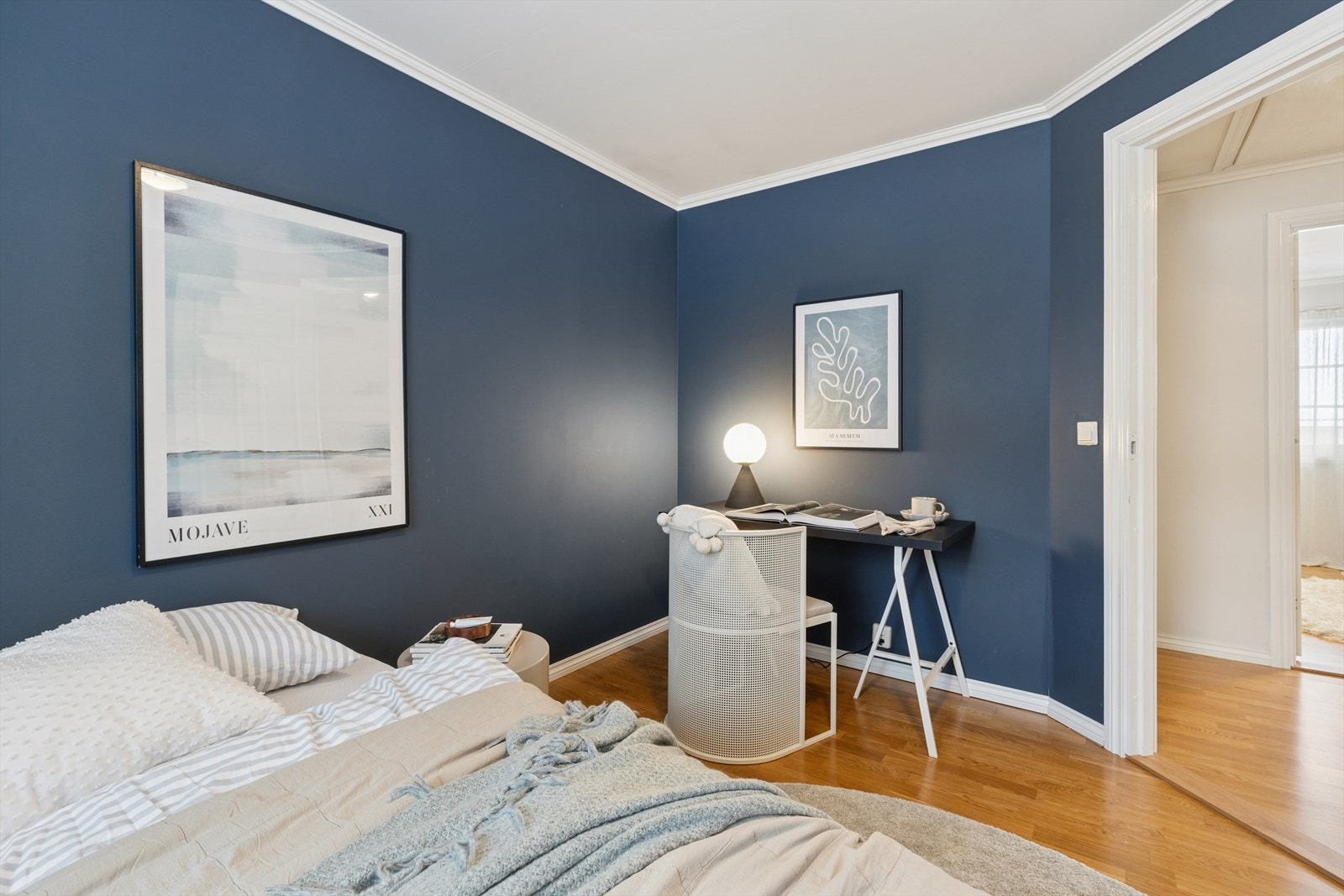 Soverommene har god plass til seng, garderobe, samt skrivebord. Galleribilde