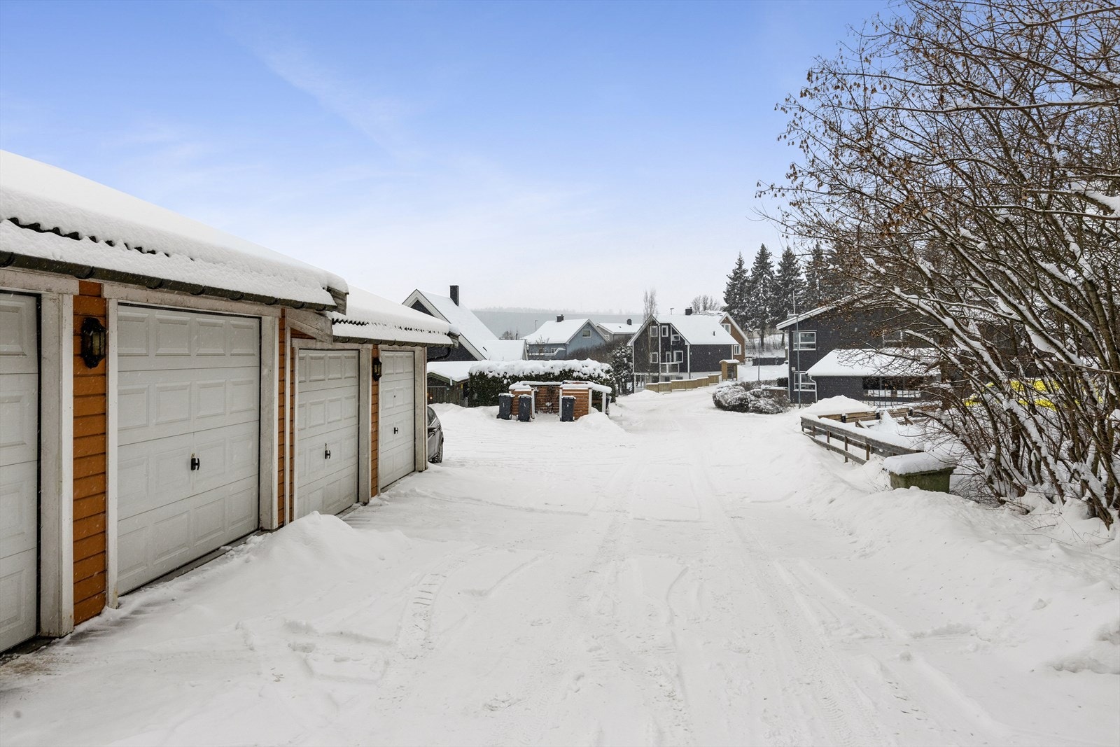 Eiendommen ligger fint til i et veletablert område på Gurud, med kort vei til marka som byr på flotte turmuligheter. Galleribilde
