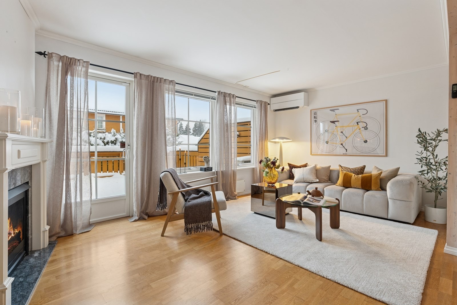 Stuen har god plass til både spisebord og sofagruppe. Gasspeis og nyere varmepumpe (2022) bidrar til både komfort og hygge året rundt. Galleribilde