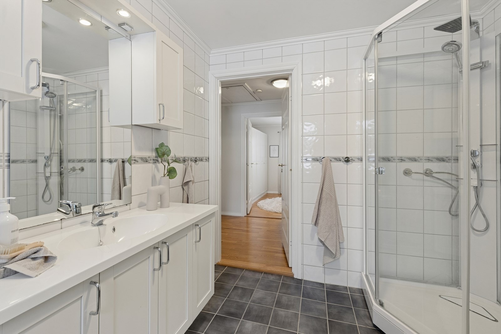 Veholdt og flislagt bad med gulvvarme. Galleribilde