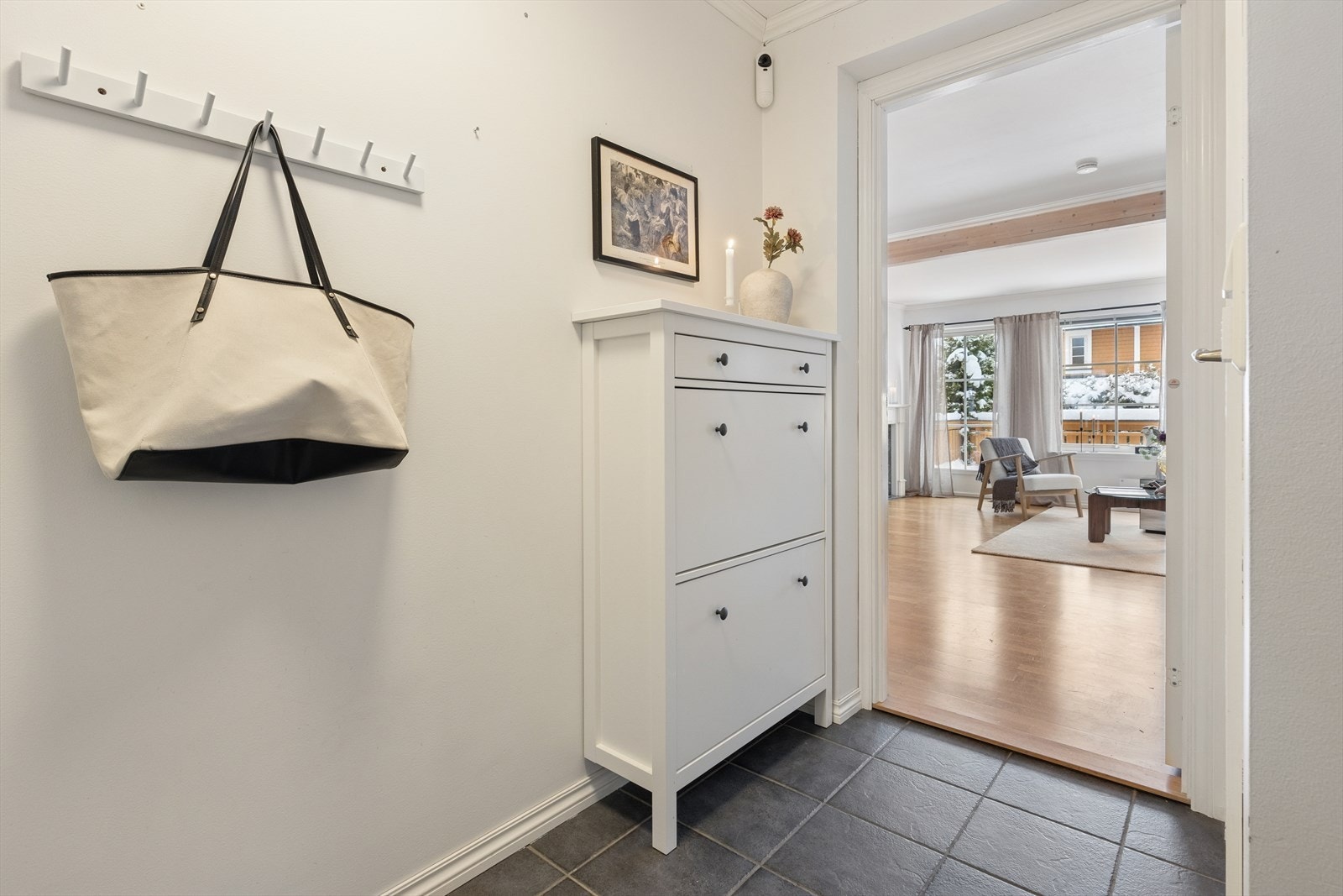 Lys entré med god oppbevaringsplass og naturlig flyt videre inn mot boligens oppholdsrom. Galleribilde