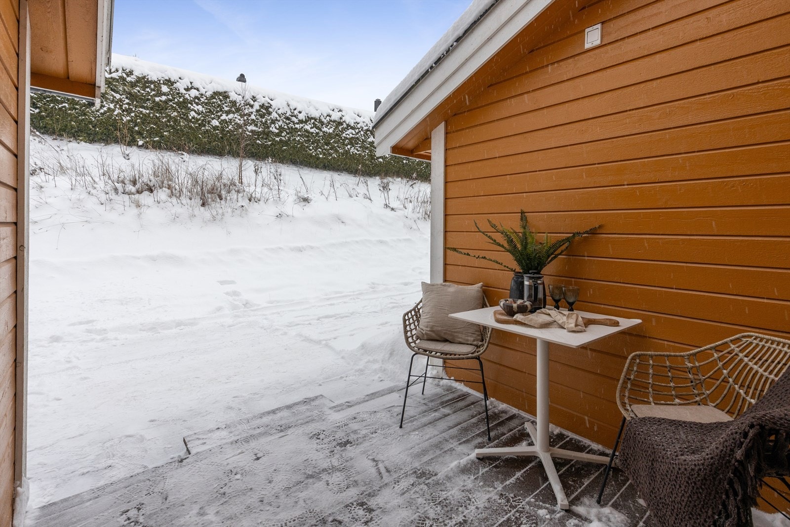 Ved inngangspartiet finner du en koselig, østvendt og overbygget terrasse med plass til en liten sittegruppe. Galleribilde
