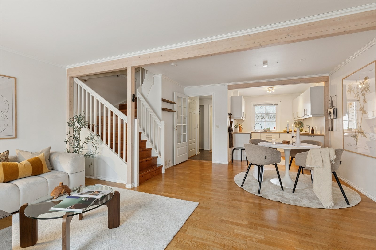 Lyst og luftig oppholdsrom med åpen løsning mellom stue og kjøkken. Galleribilde