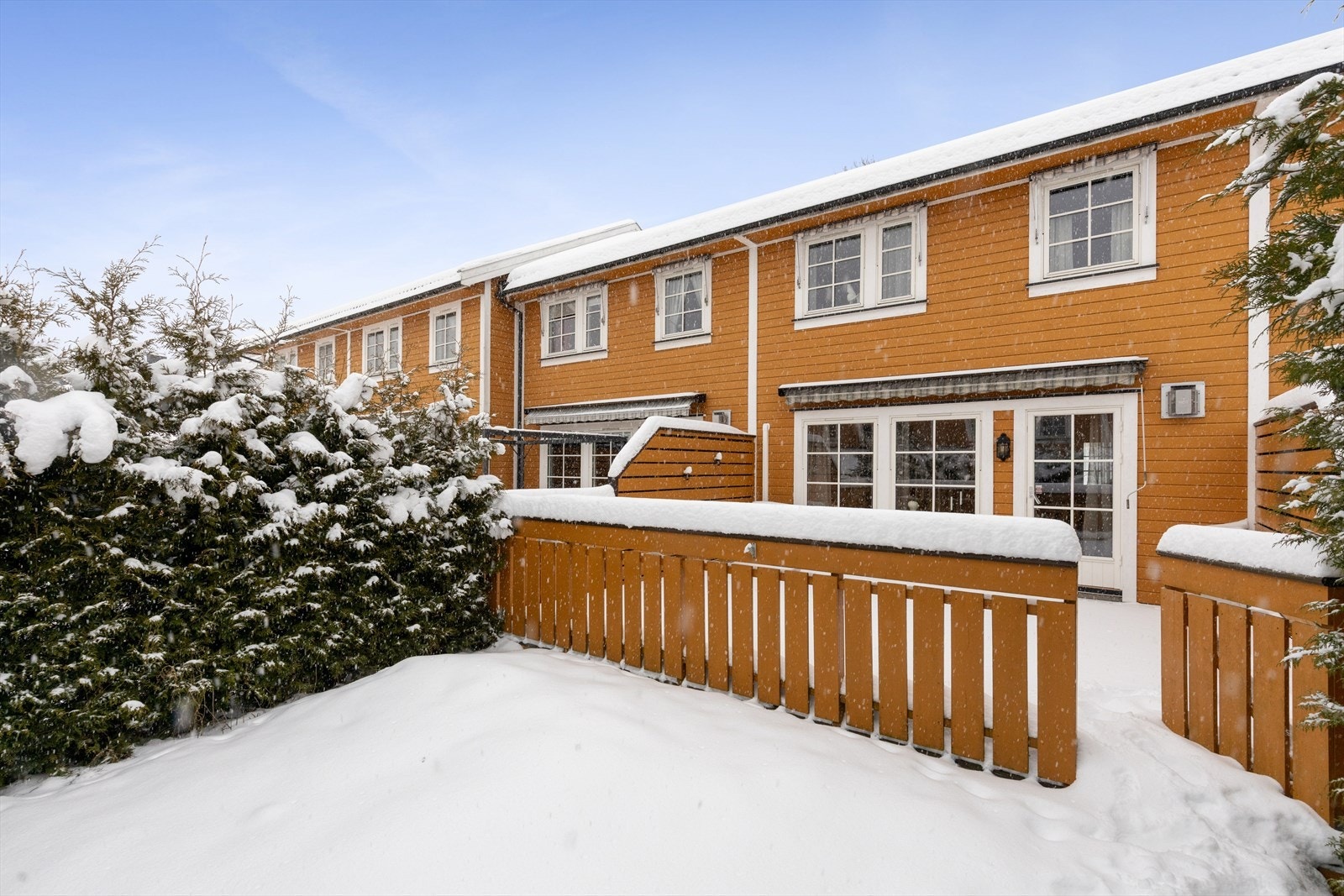 Eiendommen har tilgang til felles tomt med plen og beplantning. Galleribilde