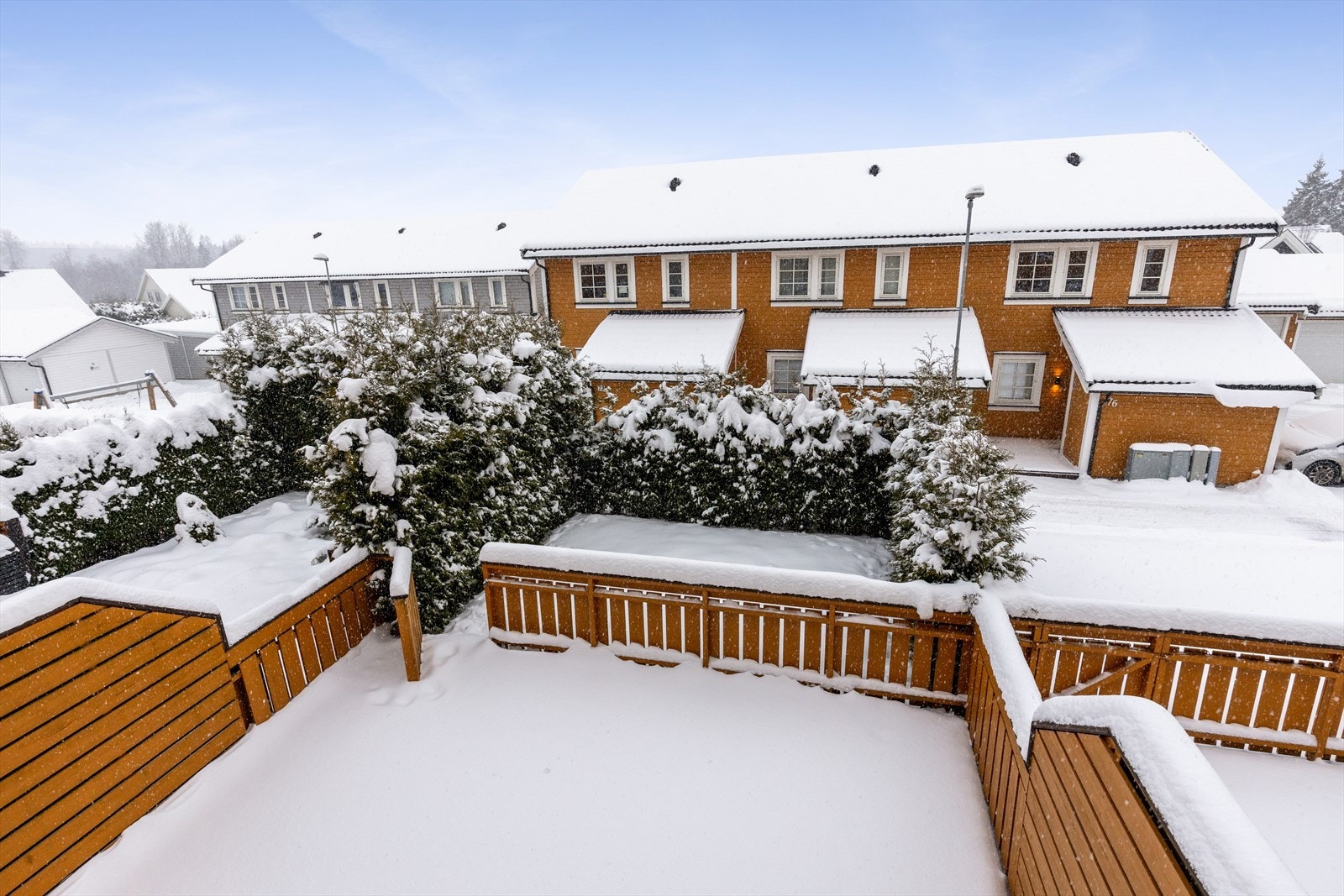 Det er også en overbygget, østvendt terrasse ved inngangspartiet. Galleribilde