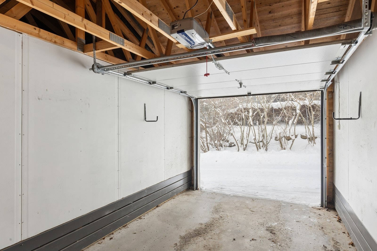 Det medfølger garasjeplass, og man har også mulighet for gateparkering. Galleribilde