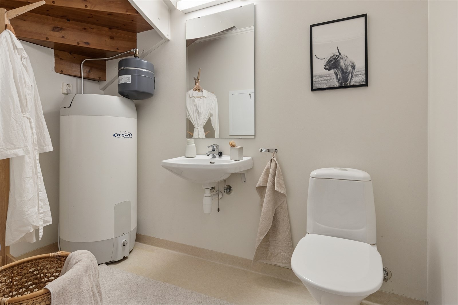 Vaskerommet har belegg på gulv og malte plater på veggene. Galleribilde