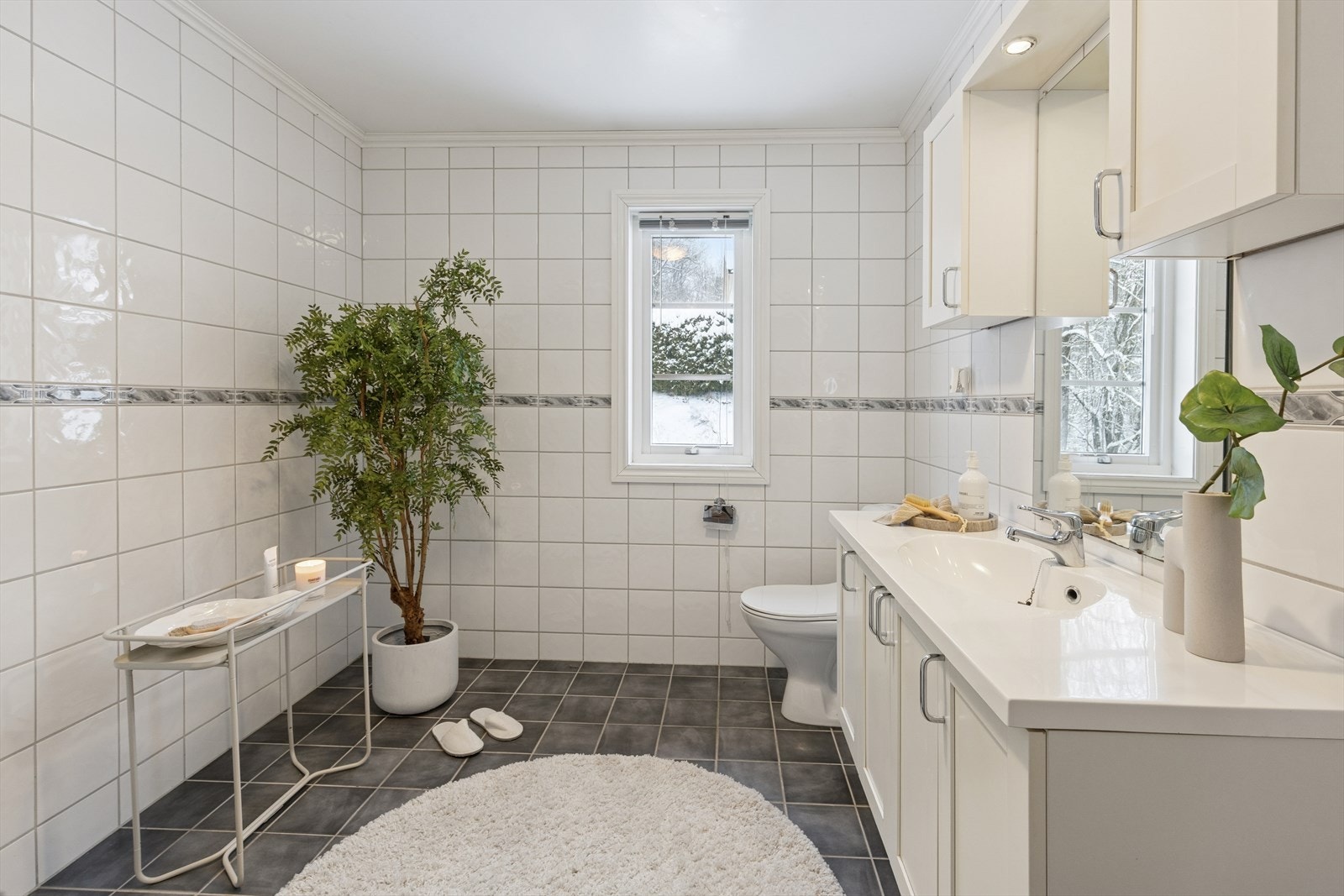 Innredet med servant, speil og belysning, dusjkabinett og toalett. Galleribilde