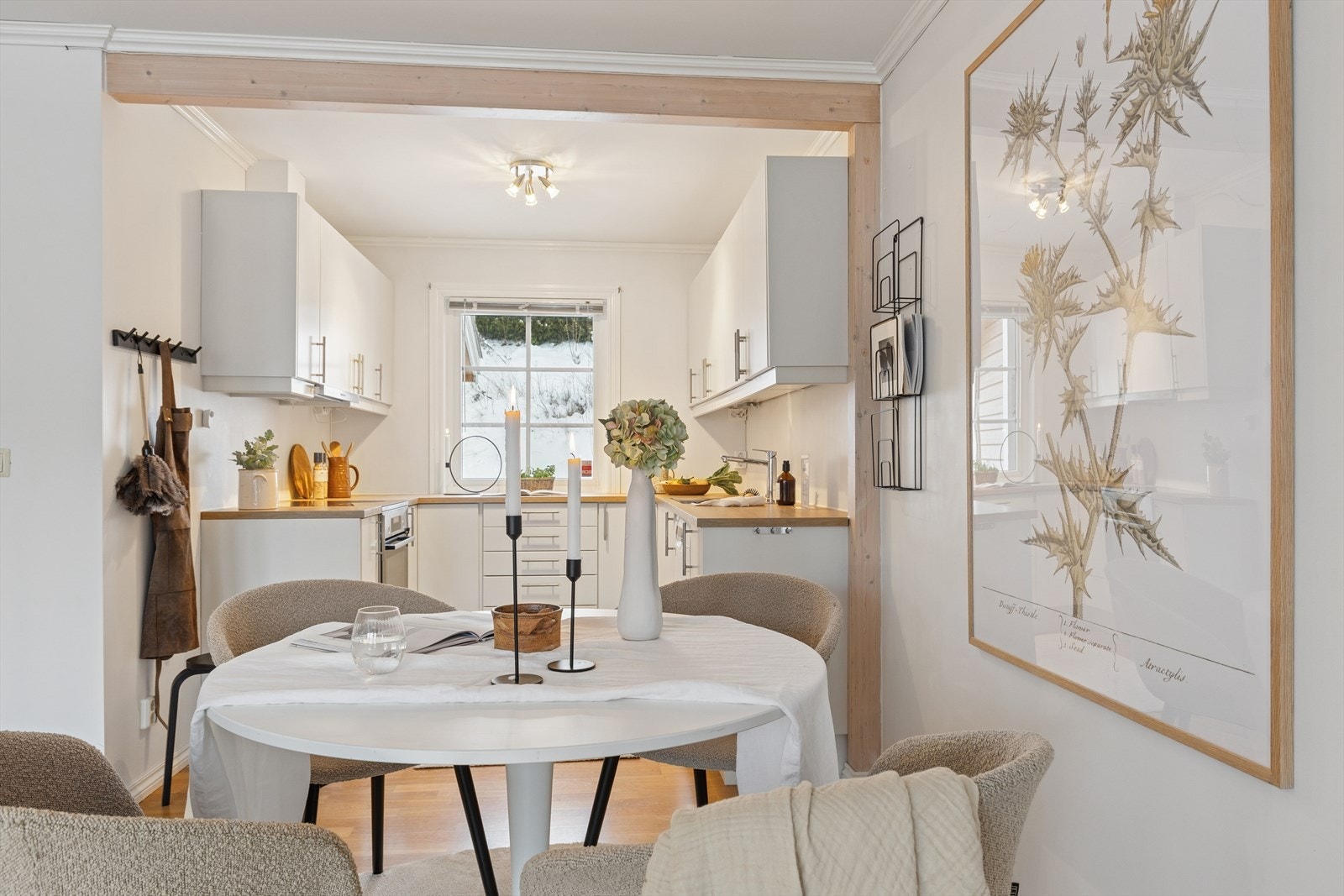 Det er integrert oppvaskmaskin, og kjøkkenviften er tilkoblet mekanisk avtrekk. Galleribilde