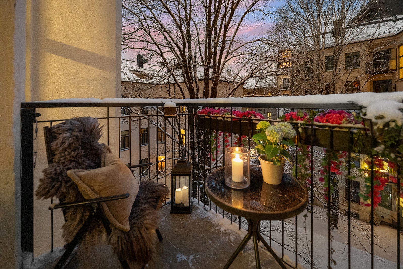 Leiligheten har to svale og behagelige soverom vendt mot rolig bakgård, hvor et har utgang til herlig balkong. Galleribilde