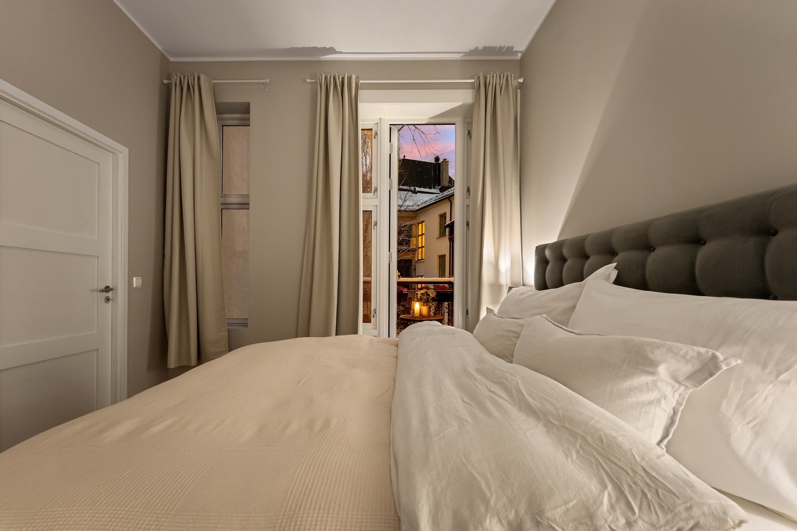 Begge soverom vender skjermet mot bakgården - svalt og behagelig om natten. Galleribilde