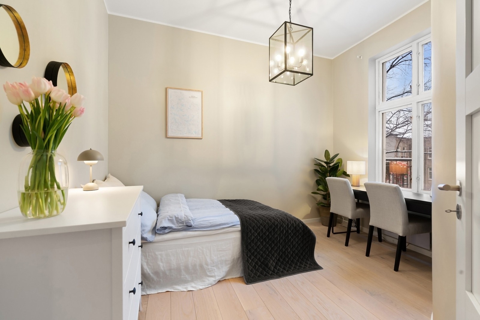 Leilighetens andre soverom egner seg godt som barnerom, gjesterom eller hjemmekontor - kan enkelt tilpasses ulike behov. God takhøyde også her. Galleribilde