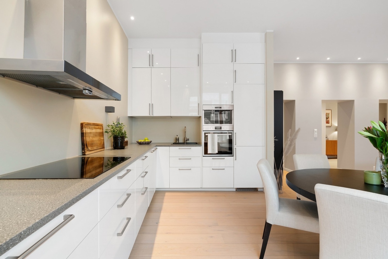 Innredningen, etablert i forbindelse med oppgraderinger i 2018, har glatte fronter i hvit høyglans. Galleribilde